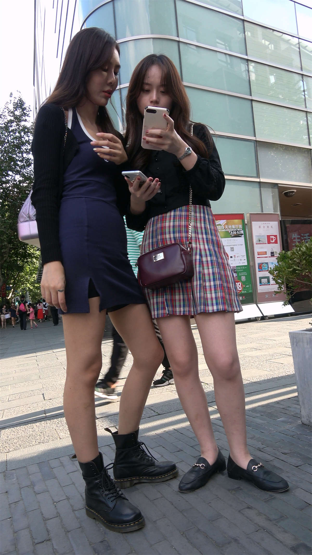 图片[2]-顶级身材深蓝色包臀裙小姐姐-日更街拍