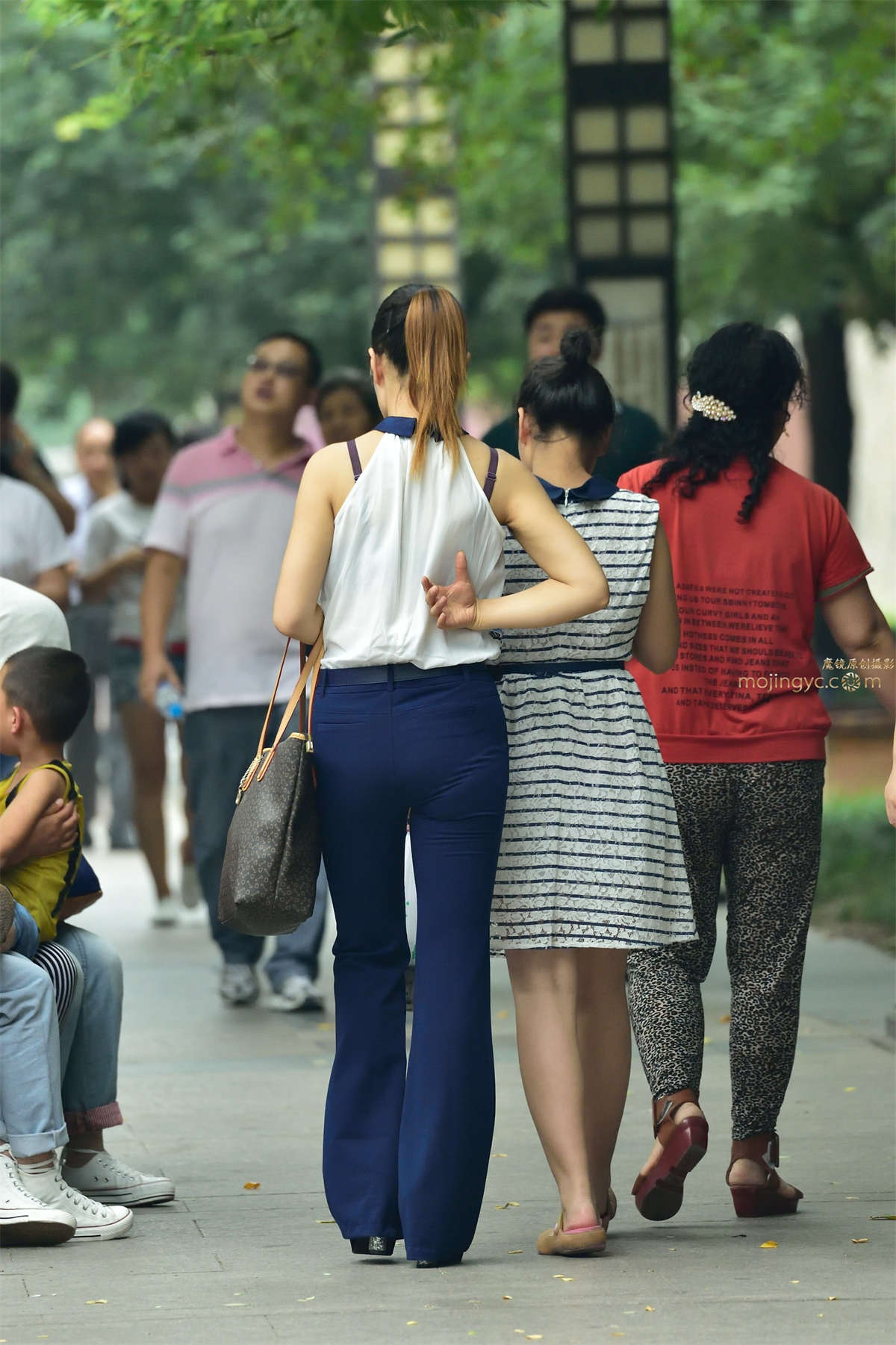 2016-07-04紧身蓝色喇叭长裤少妇23张-日更街拍