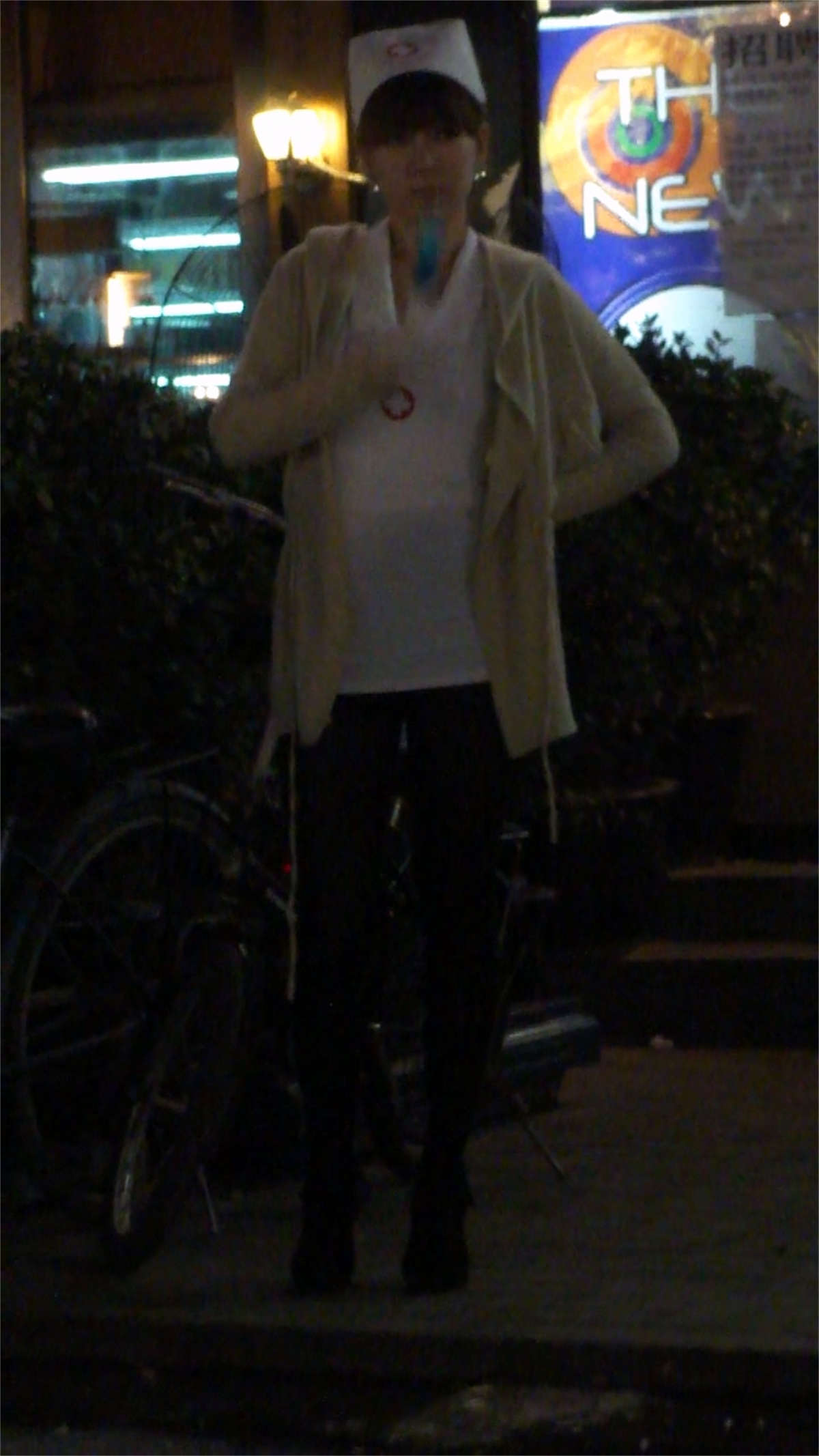 图片[2]-美女护士黑丝美腿-日更街拍