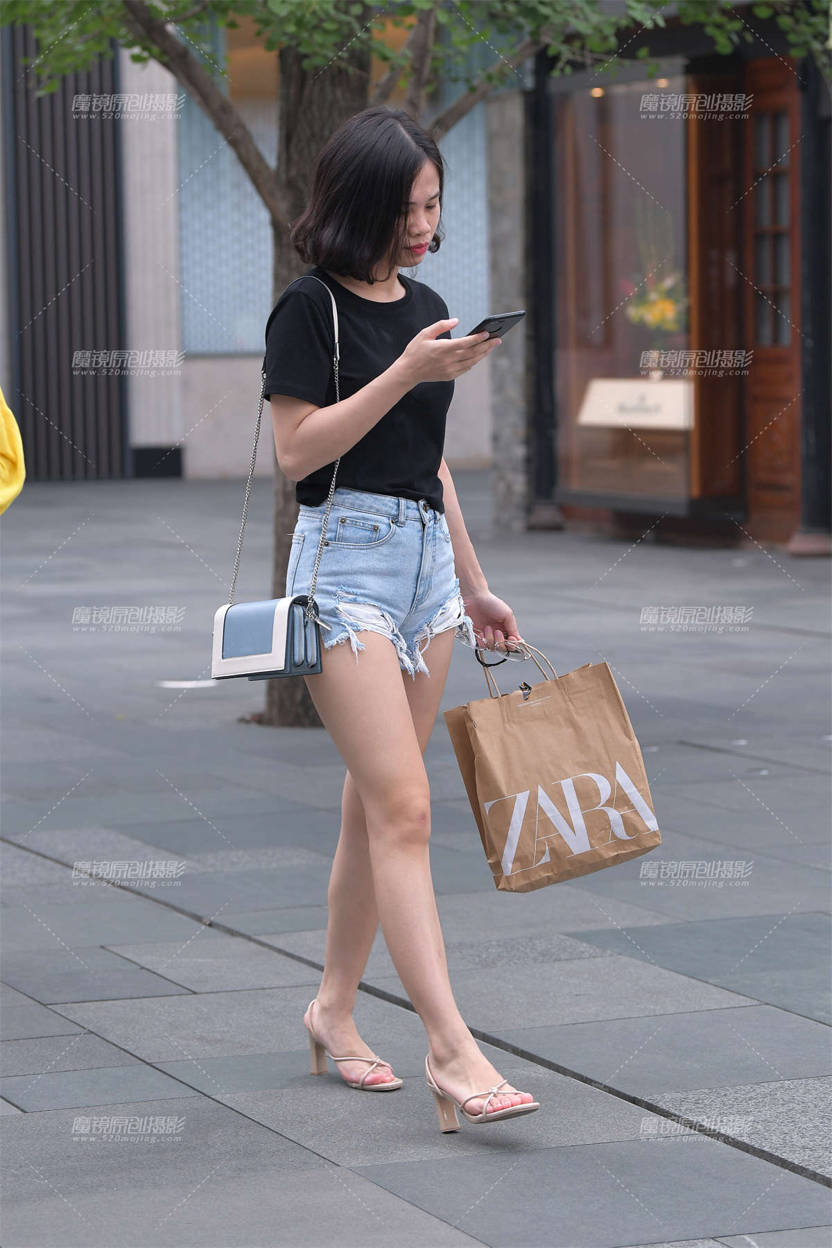 美腿，破洞热裤美眉-日更街拍