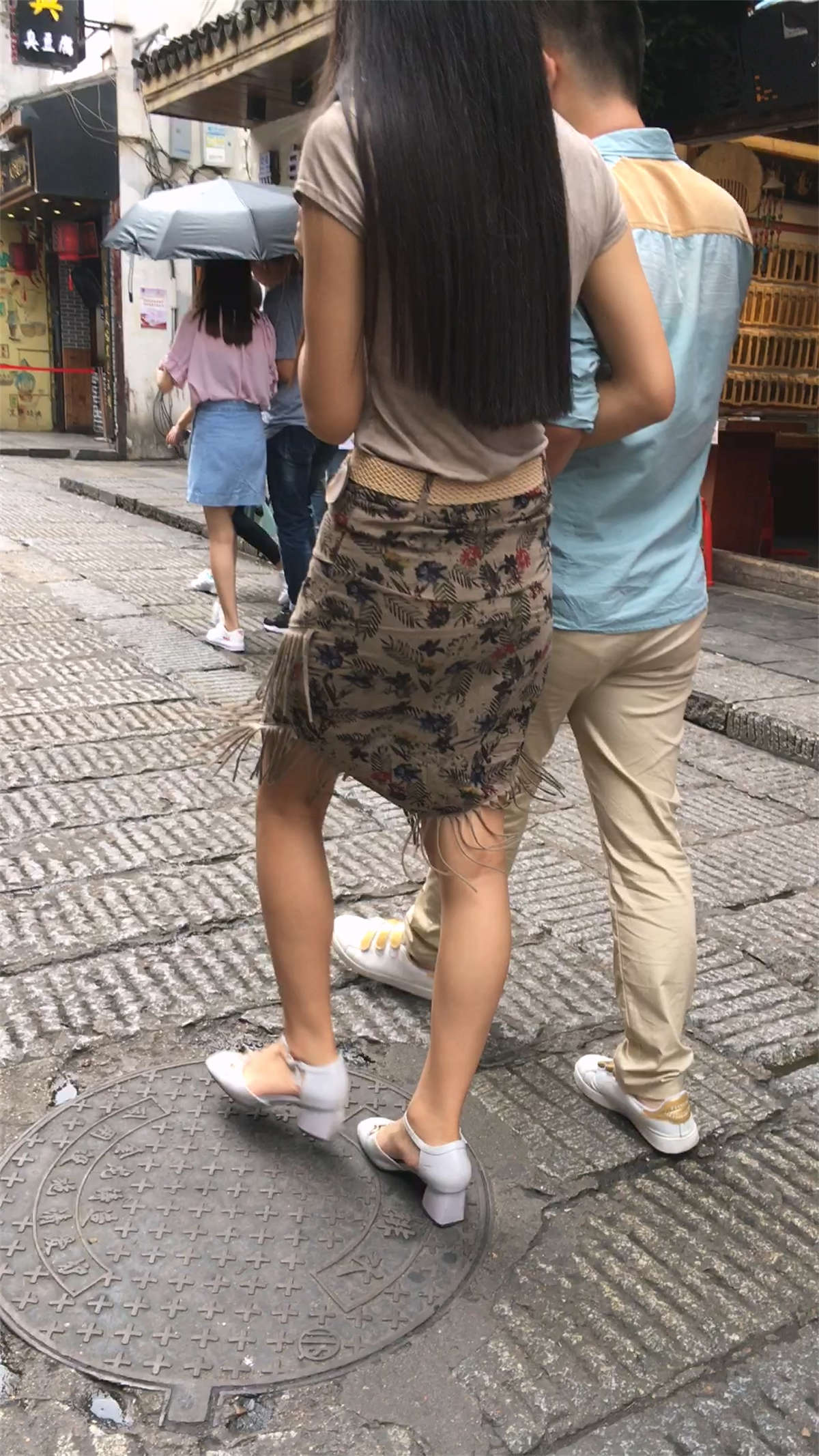 图片[2]-迷彩花边裙 性感大白美腿小靓妹-日更街拍