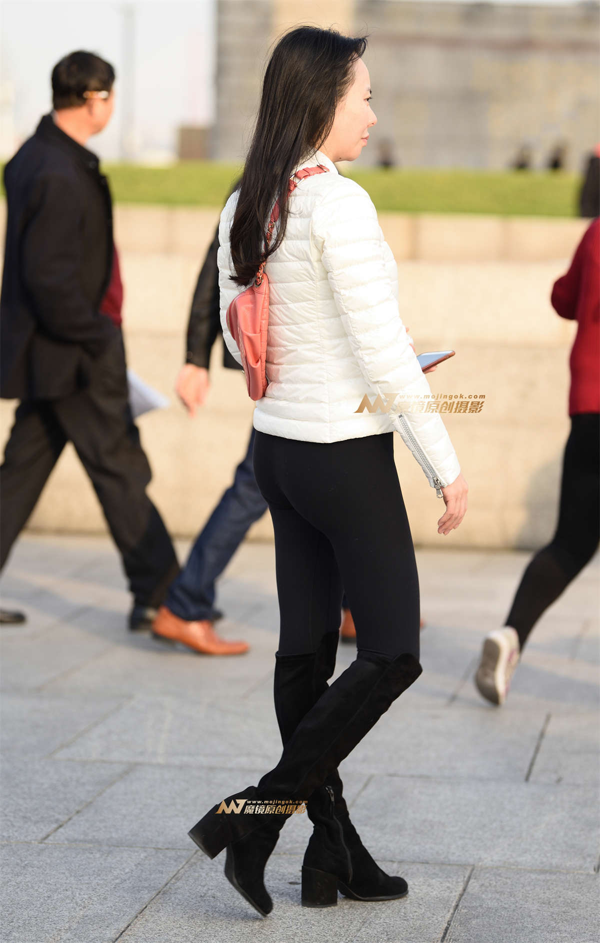 夕阳下的紧身裤-日更街拍