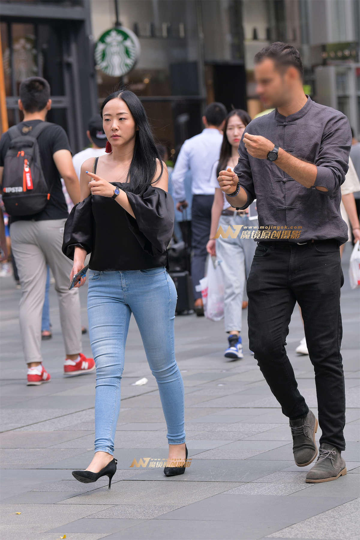 【街拍之魂赛帖】逛街的吊带紧牛-日更街拍