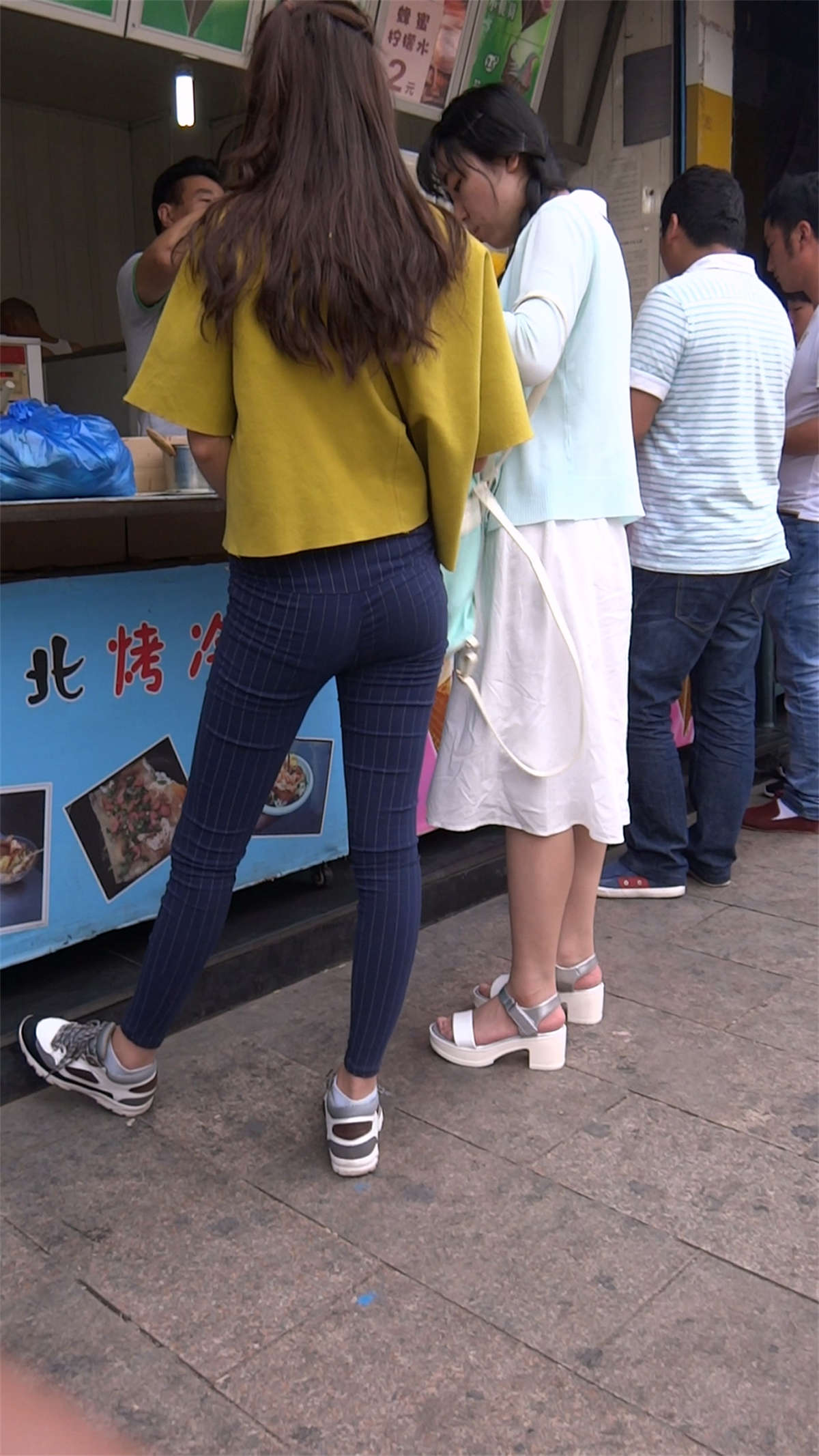 黄衣深蓝色紧身裤极品美女-日更街拍