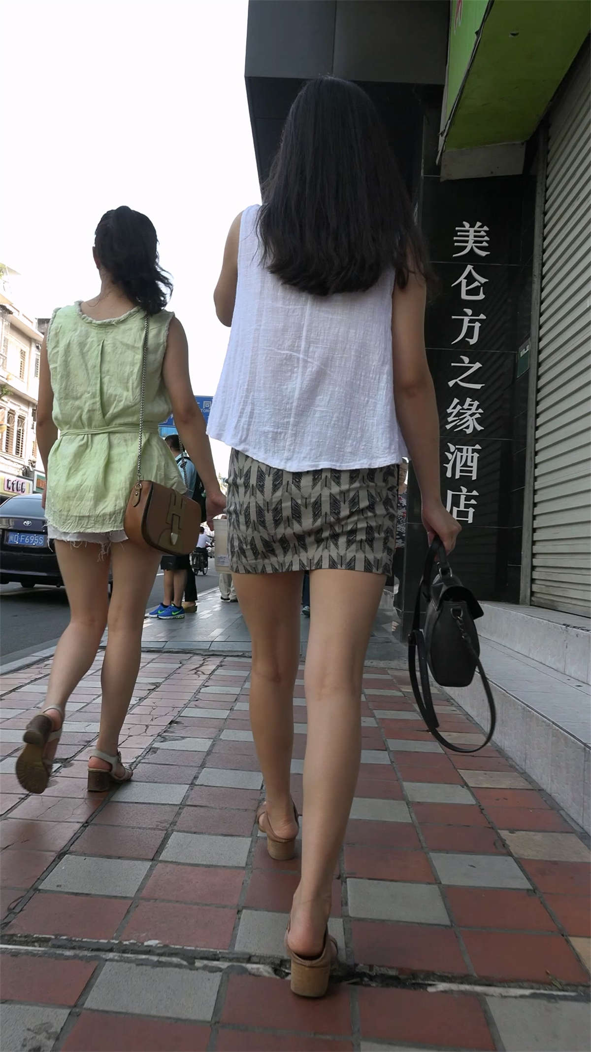 极品包臀长腿美女-日更街拍