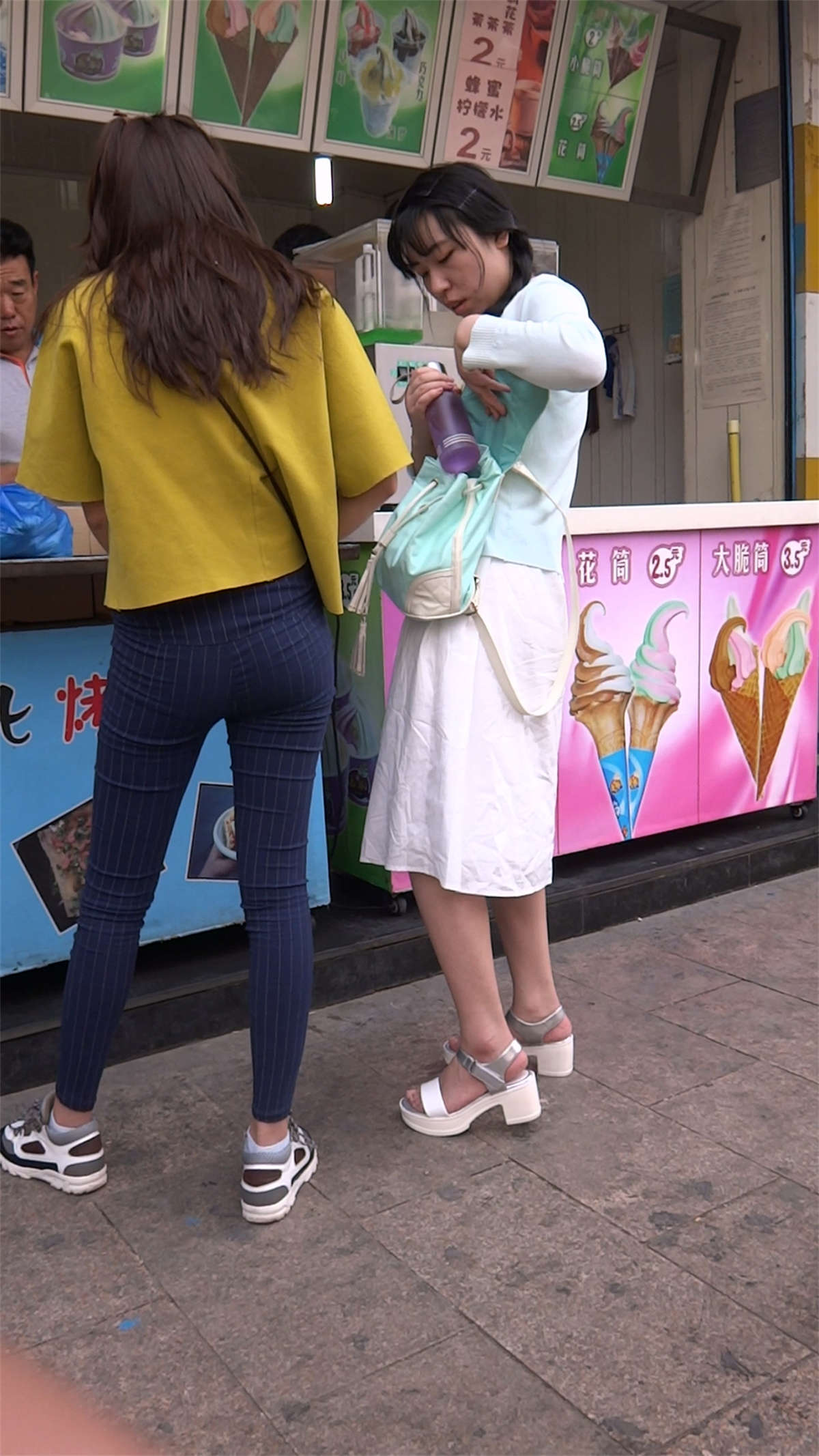 图片[2]-黄衣深蓝色紧身裤极品美女-日更街拍