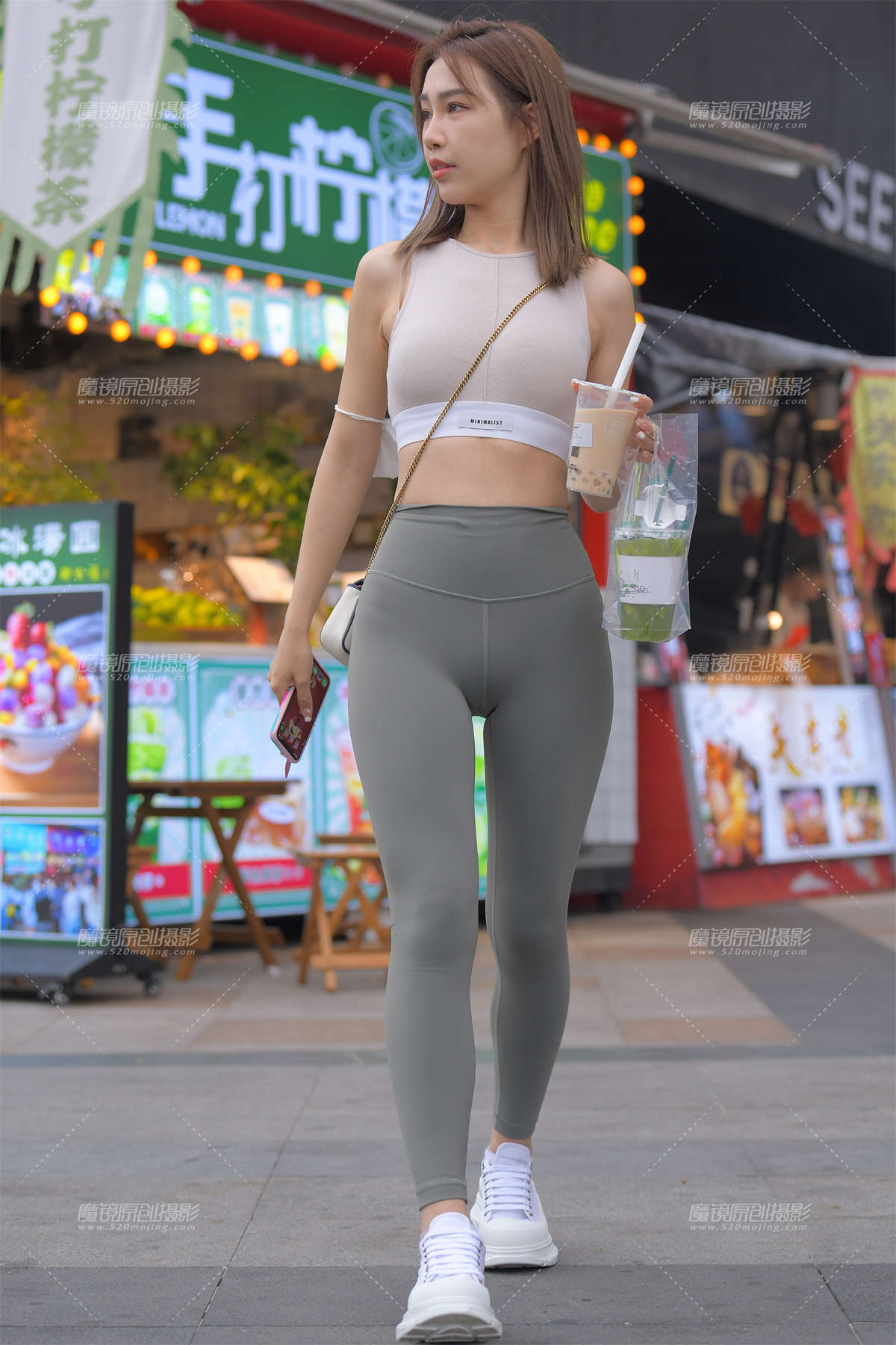 灰绿色瑜伽裤美女-日更街拍