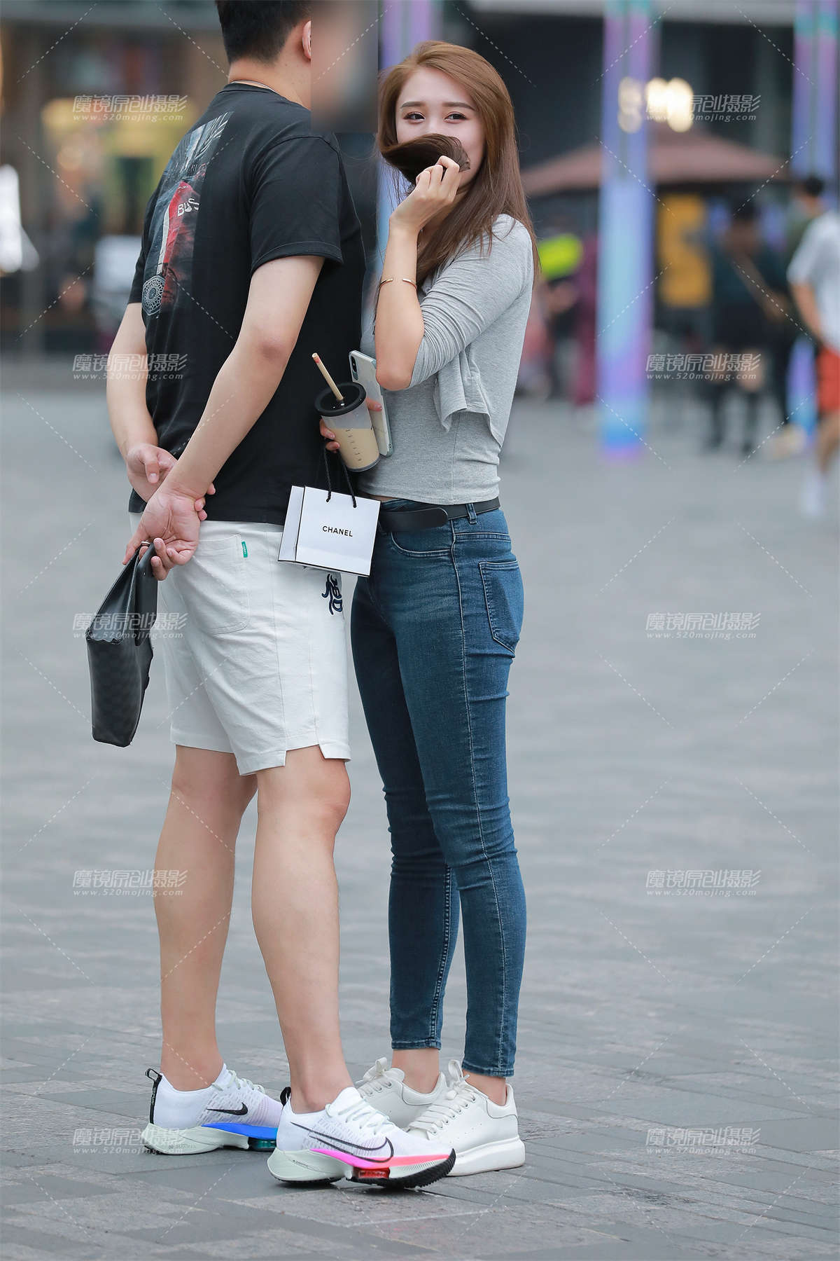 紧身牛仔裤女友-日更街拍