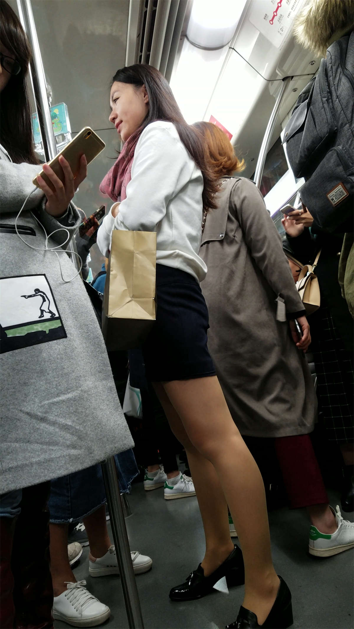地铁拍摄蓝色包臀裙肉色丝袜OL美妇-日更街拍