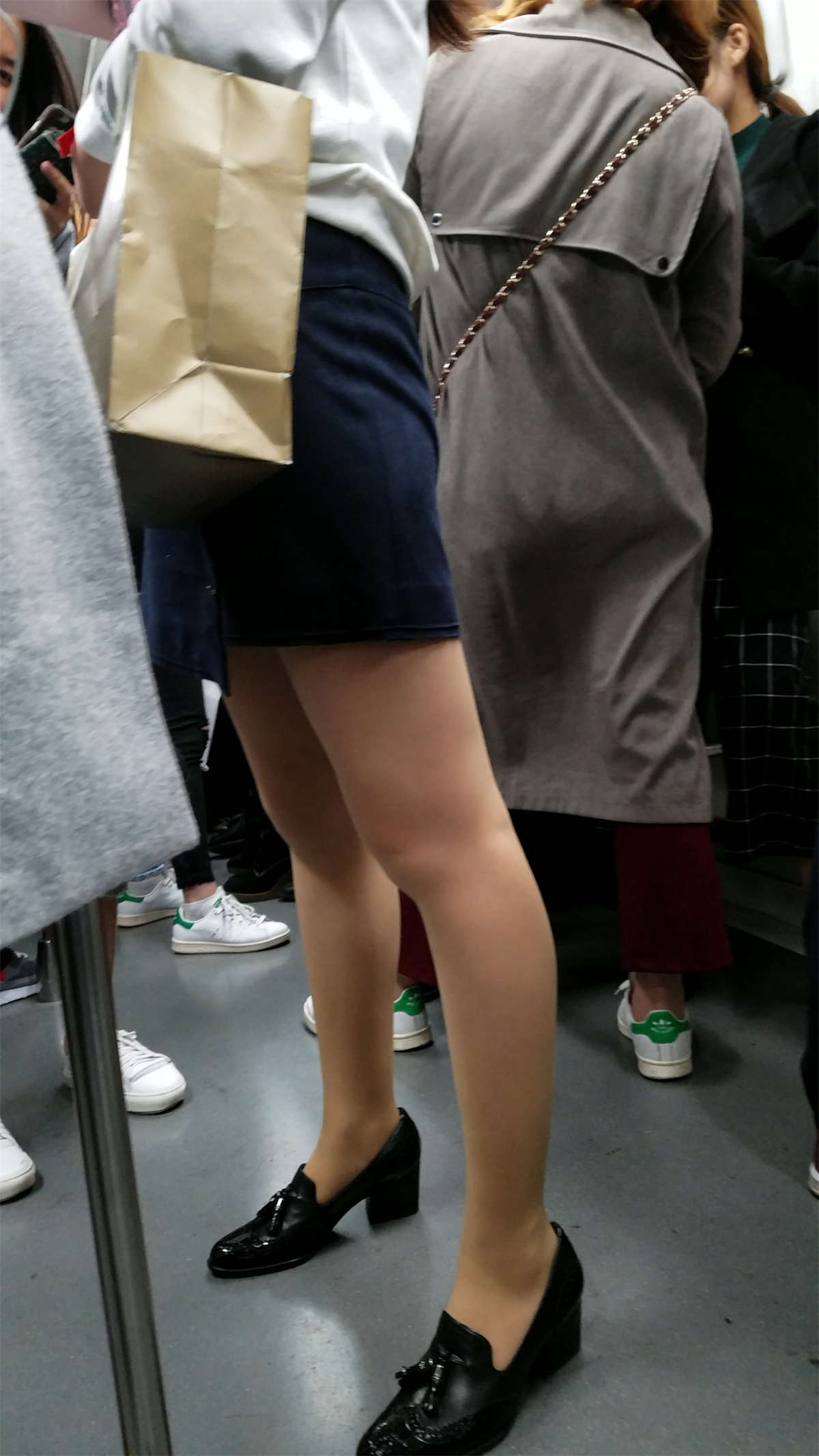 图片[2]-地铁拍摄蓝色包臀裙肉色丝袜OL美妇-日更街拍