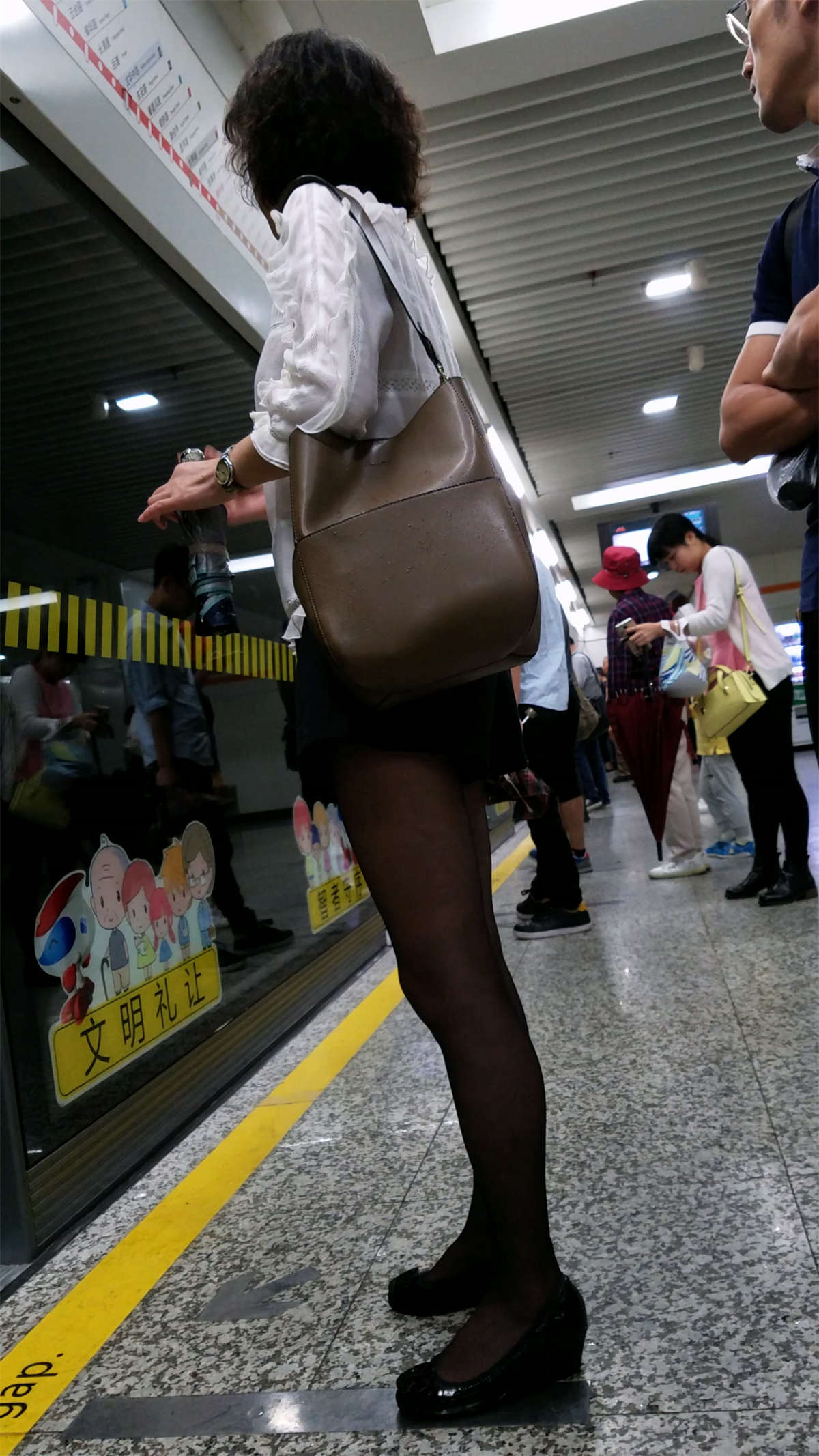 图片[2]-等地铁的短裙丝袜妹纸-日更街拍