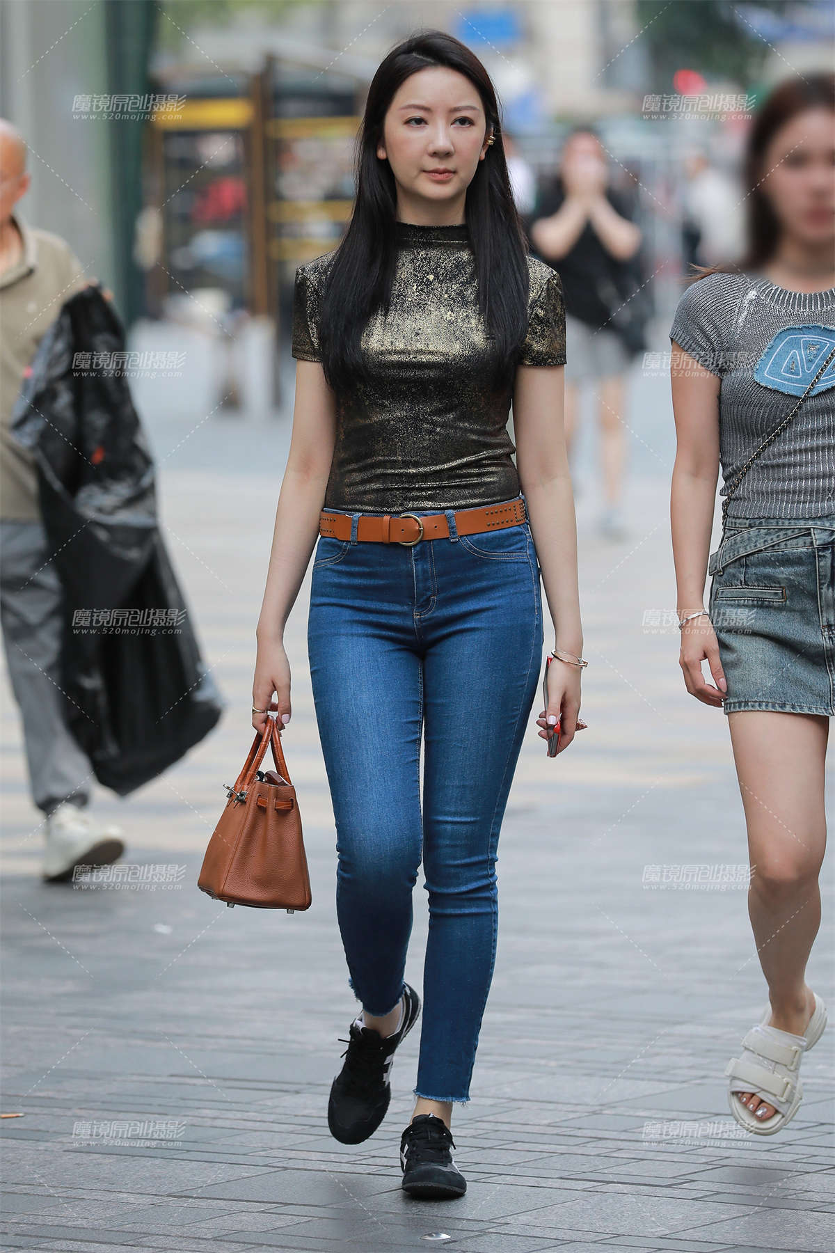 图片[2]-蓝色紧牛美女-日更街拍