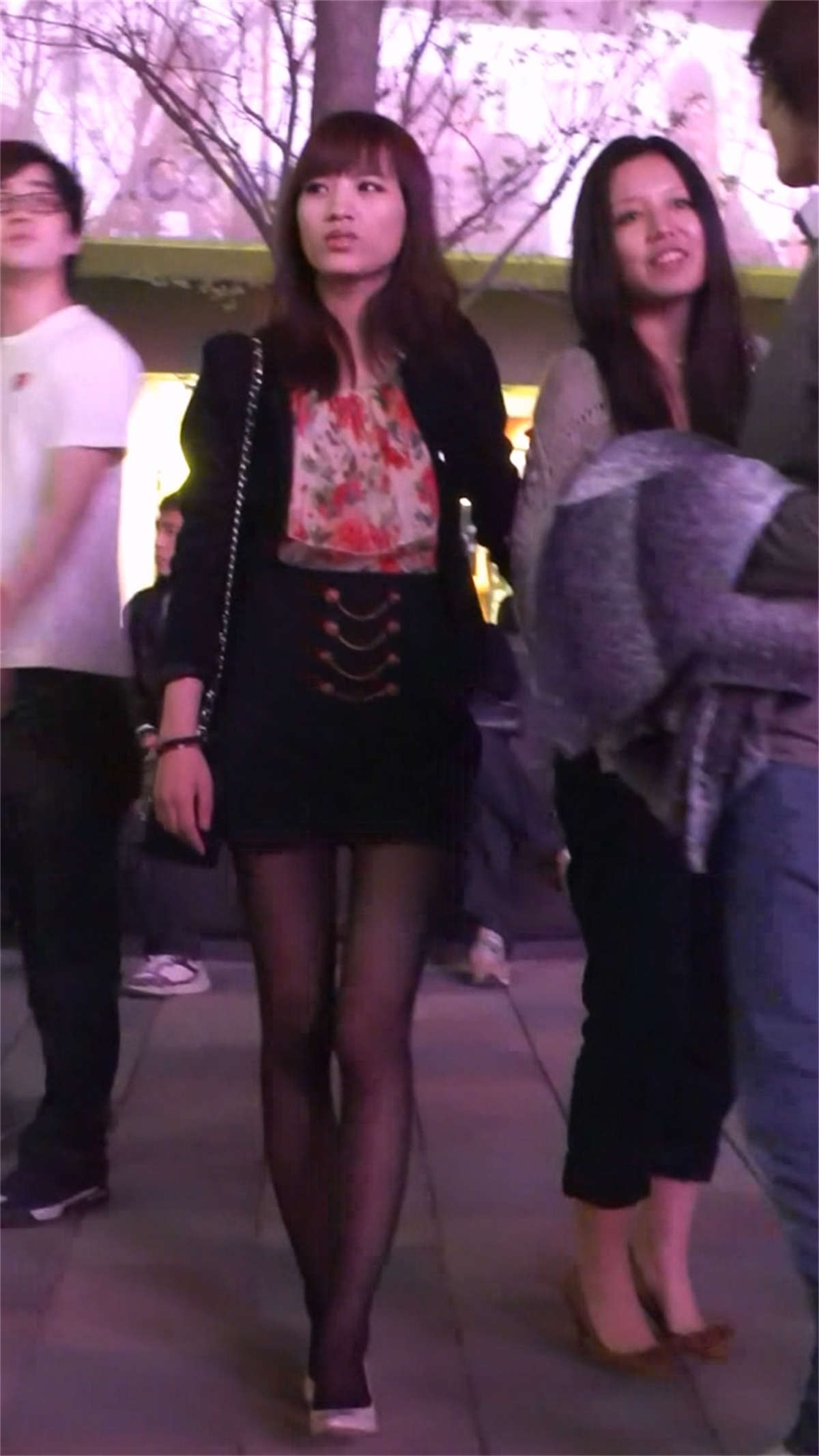 图片[2]-美腿黑丝白高跟-日更街拍