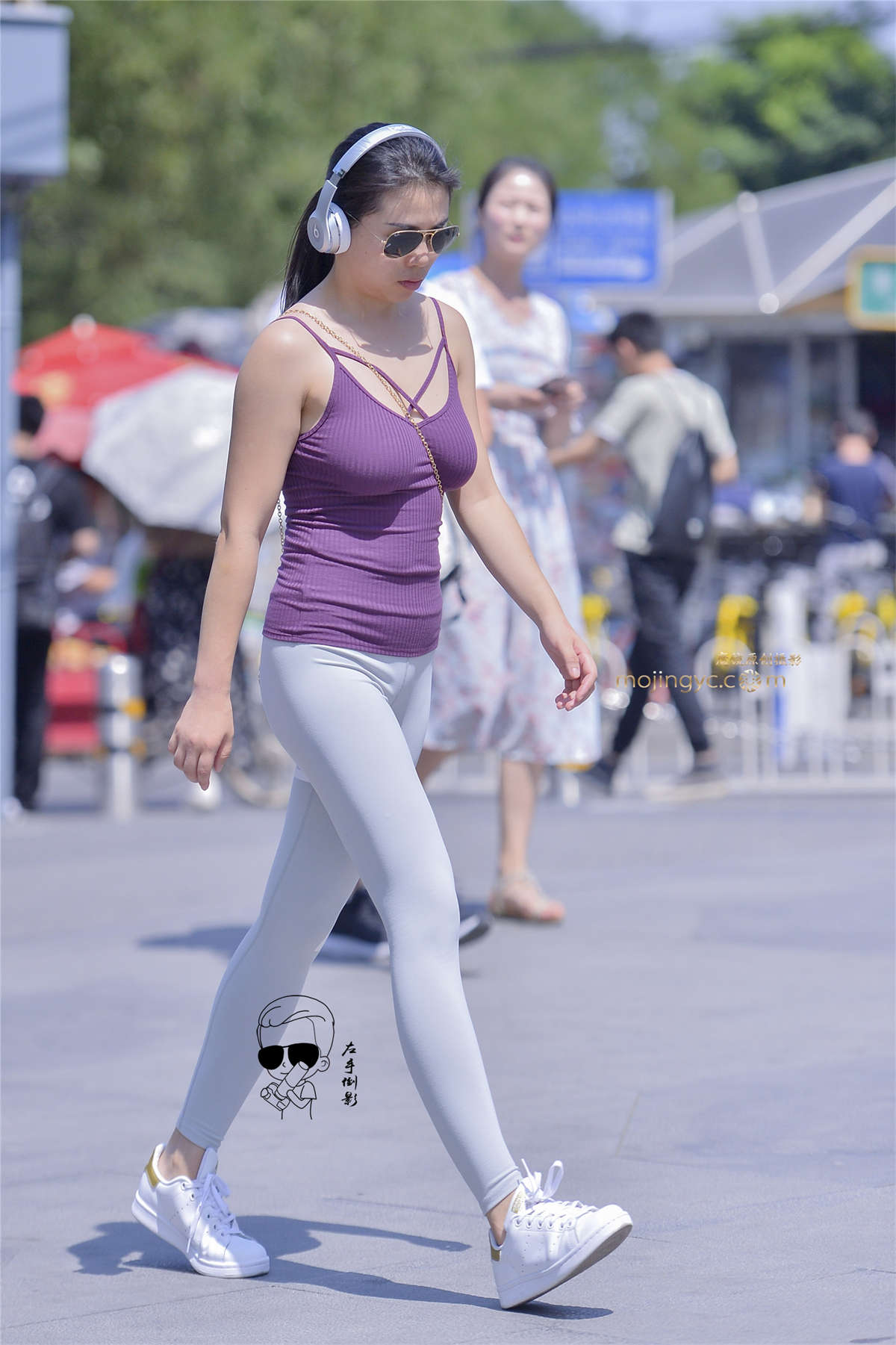 紧抱裤凸显美腿魅力吸晴-日更街拍