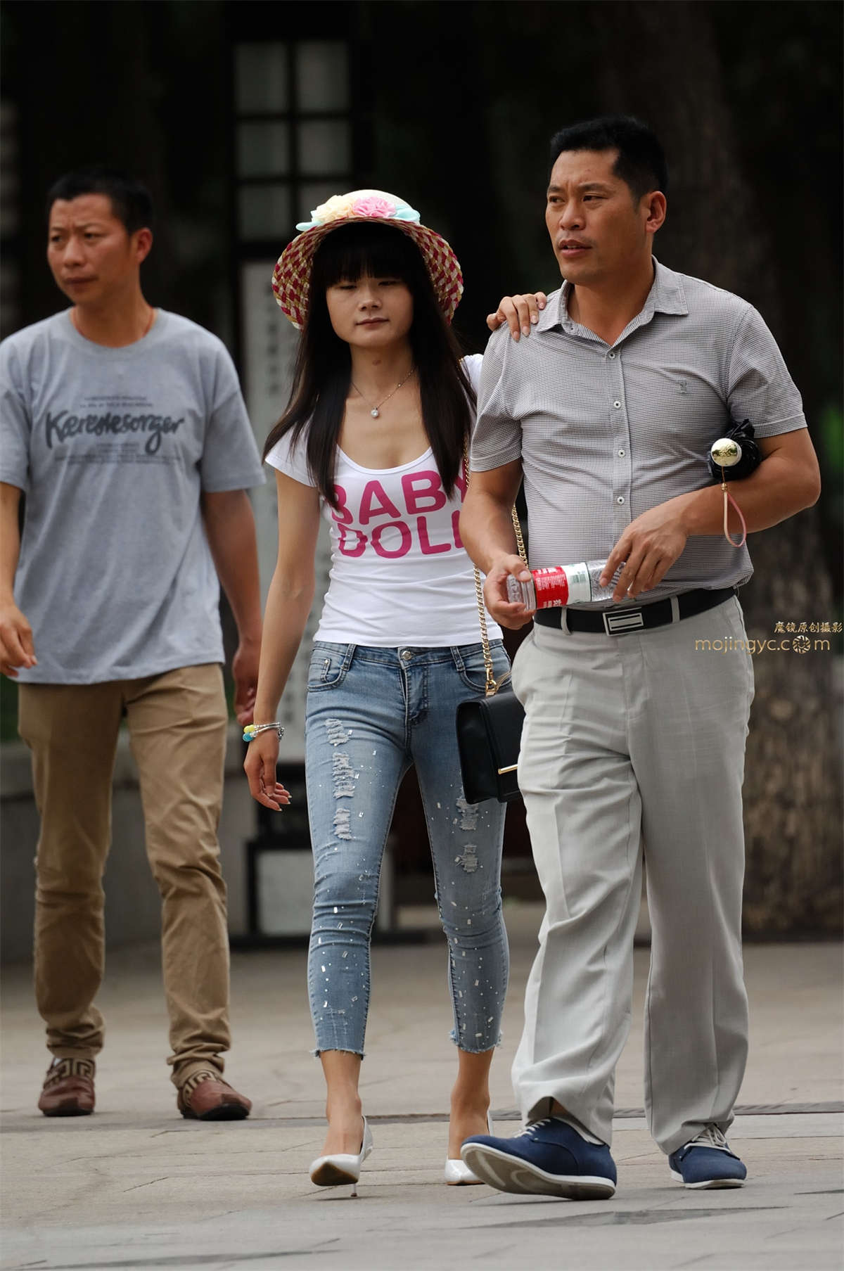 2016-07-04七分紧身牛仔美臀少妇26张-日更街拍