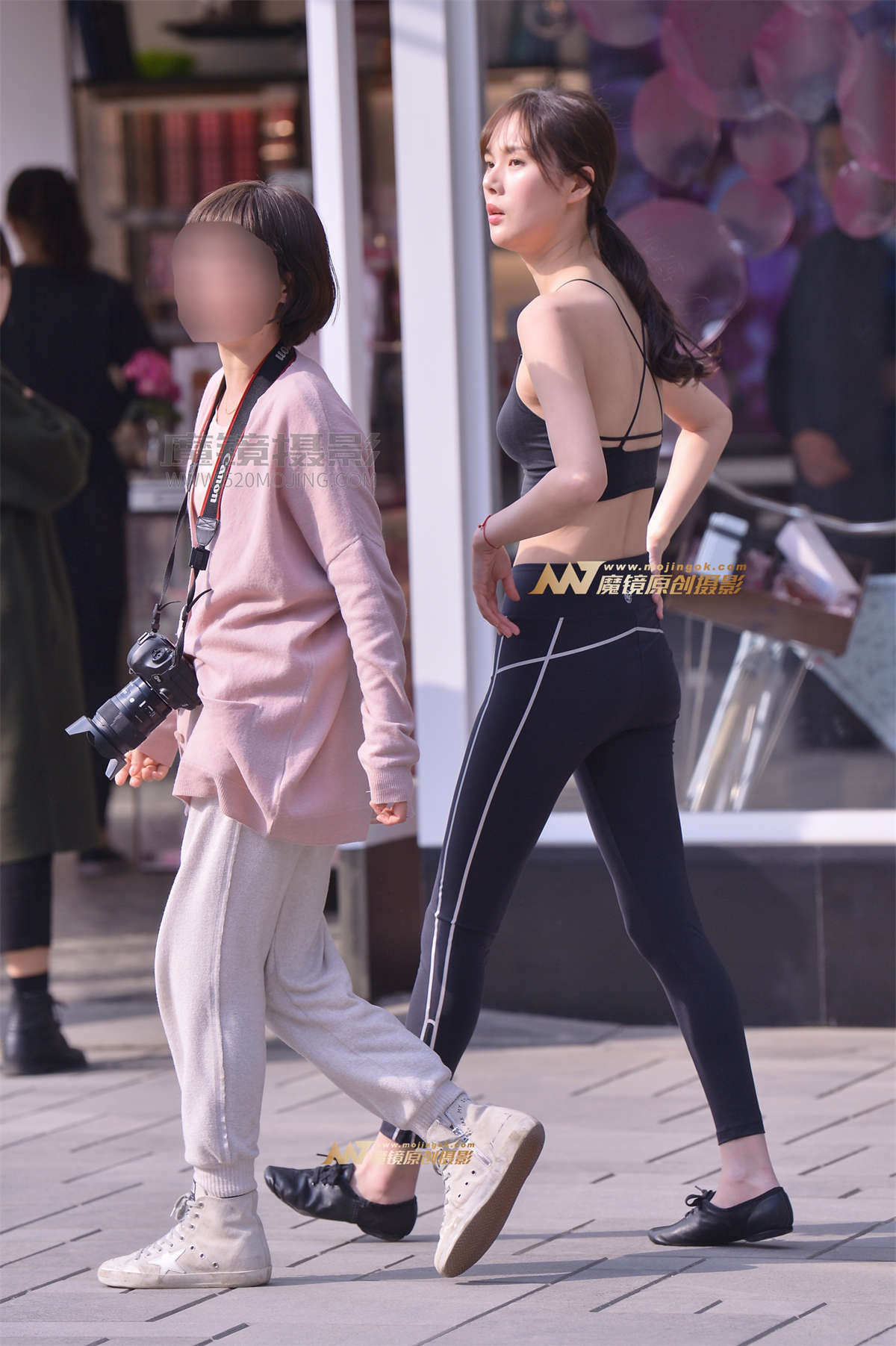 左手倒影赛帖：街头瑜伽裤抓拍性感美臀-日更街拍