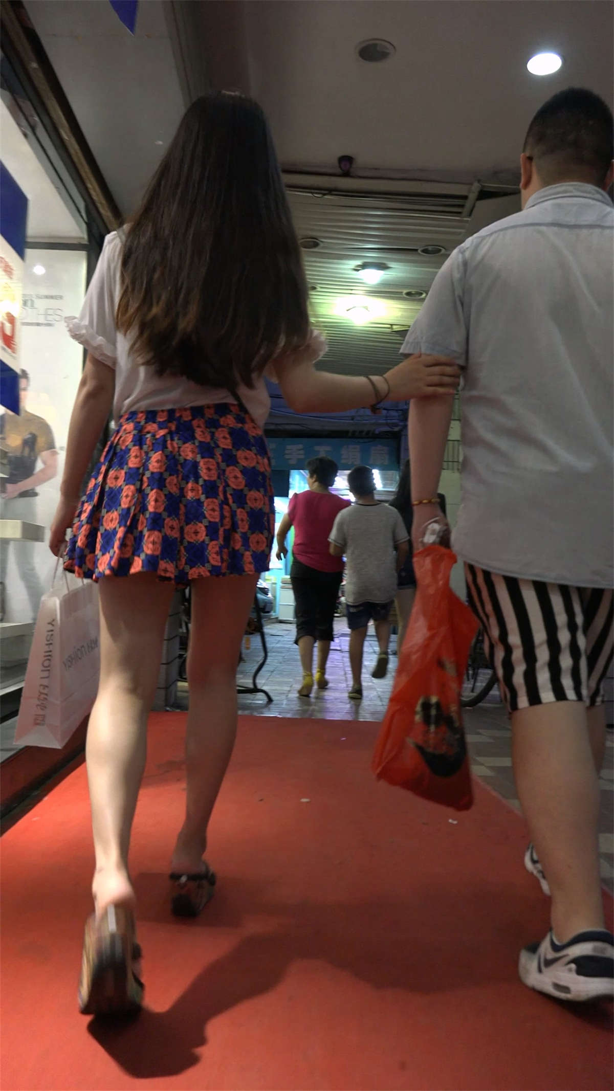 图片[2]-花短裙美女-日更街拍