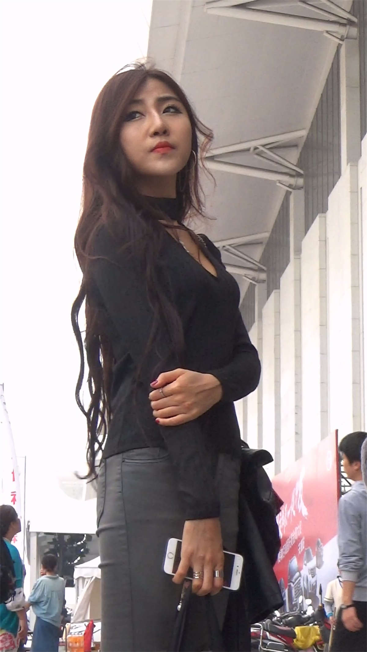 图片[2]-灰色紧身裤黑色毛衣长发美女-日更街拍