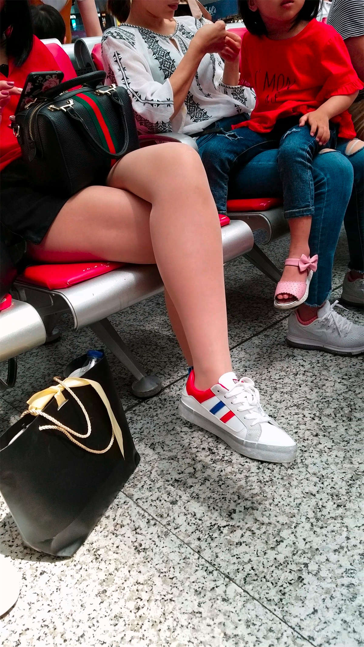 红衣短裙白皙街拍丝袜美女-日更街拍