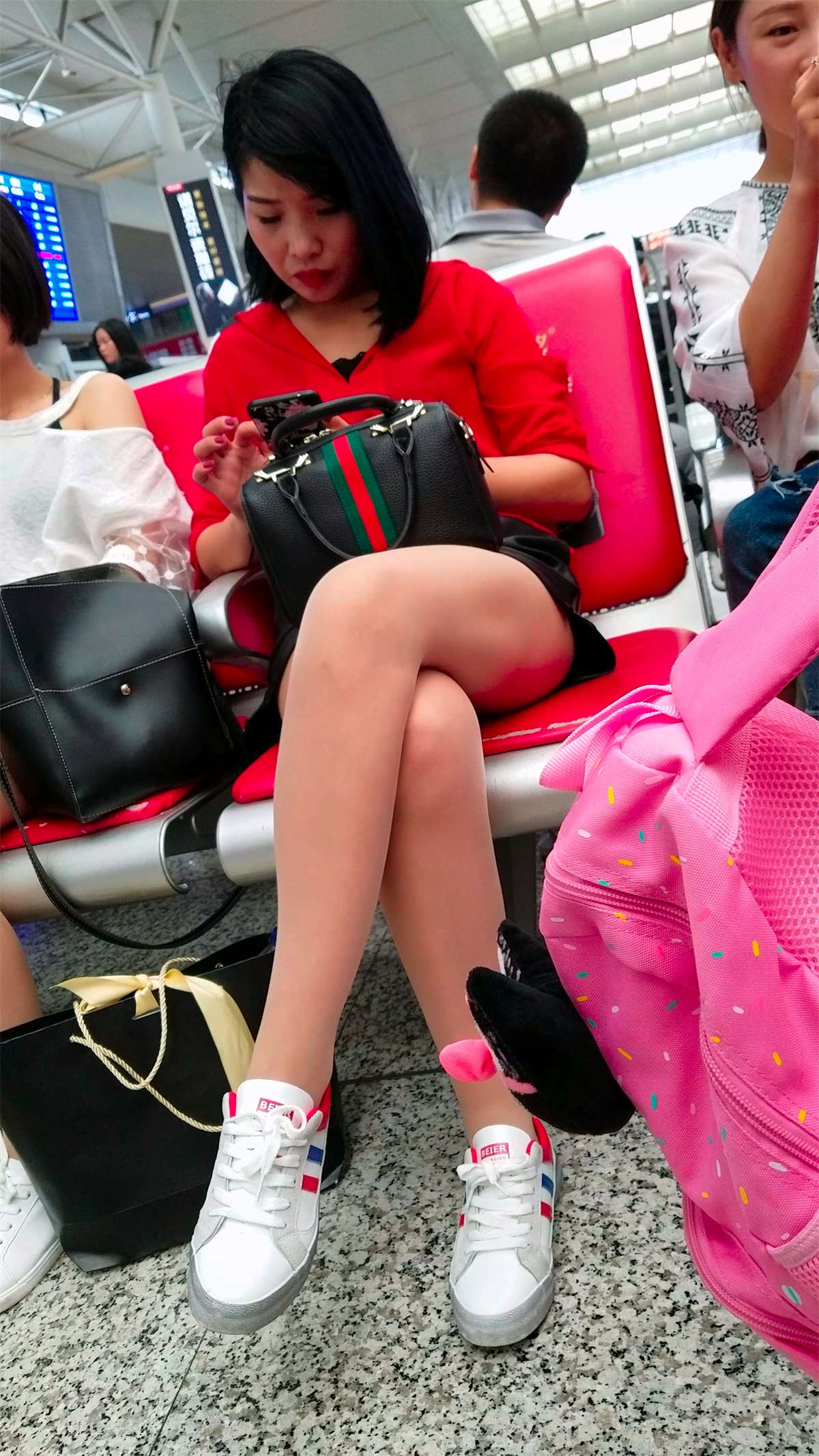 图片[2]-红衣短裙白皙街拍丝袜美女-日更街拍