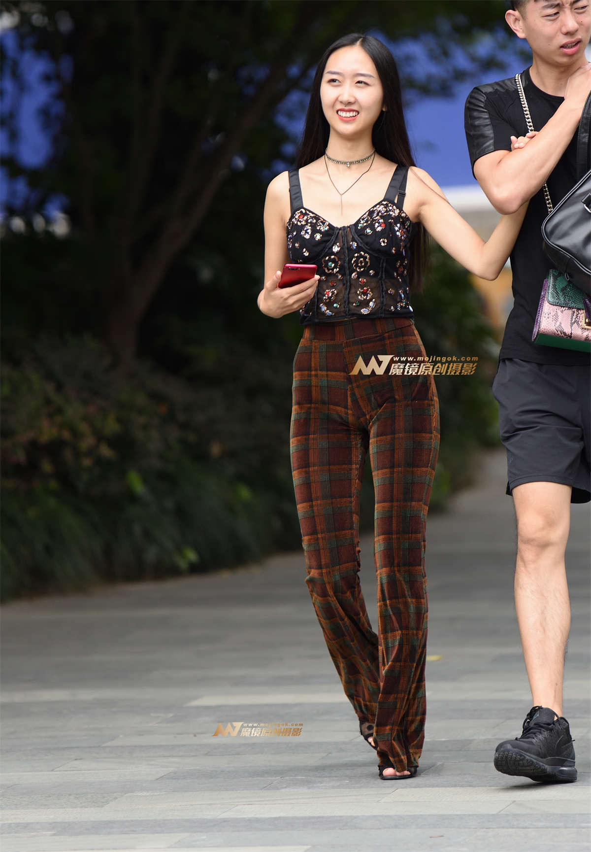 一对小情侣，正面走来-日更街拍