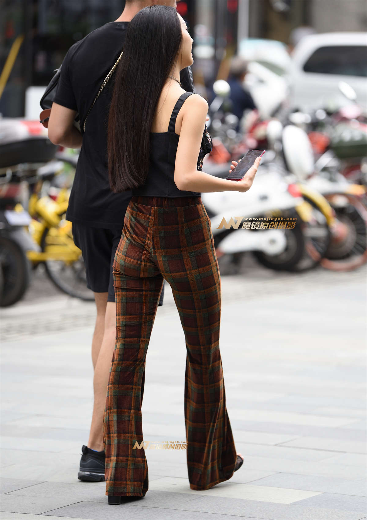 图片[2]-一对小情侣，正面走来-日更街拍