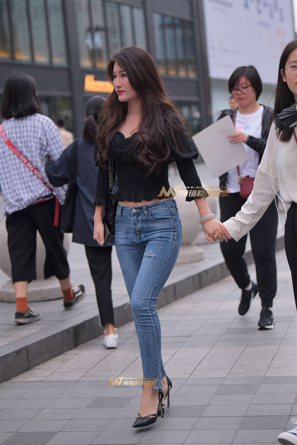 【街拍之魂赛帖】逛街的紧牛姐姐-日更街拍