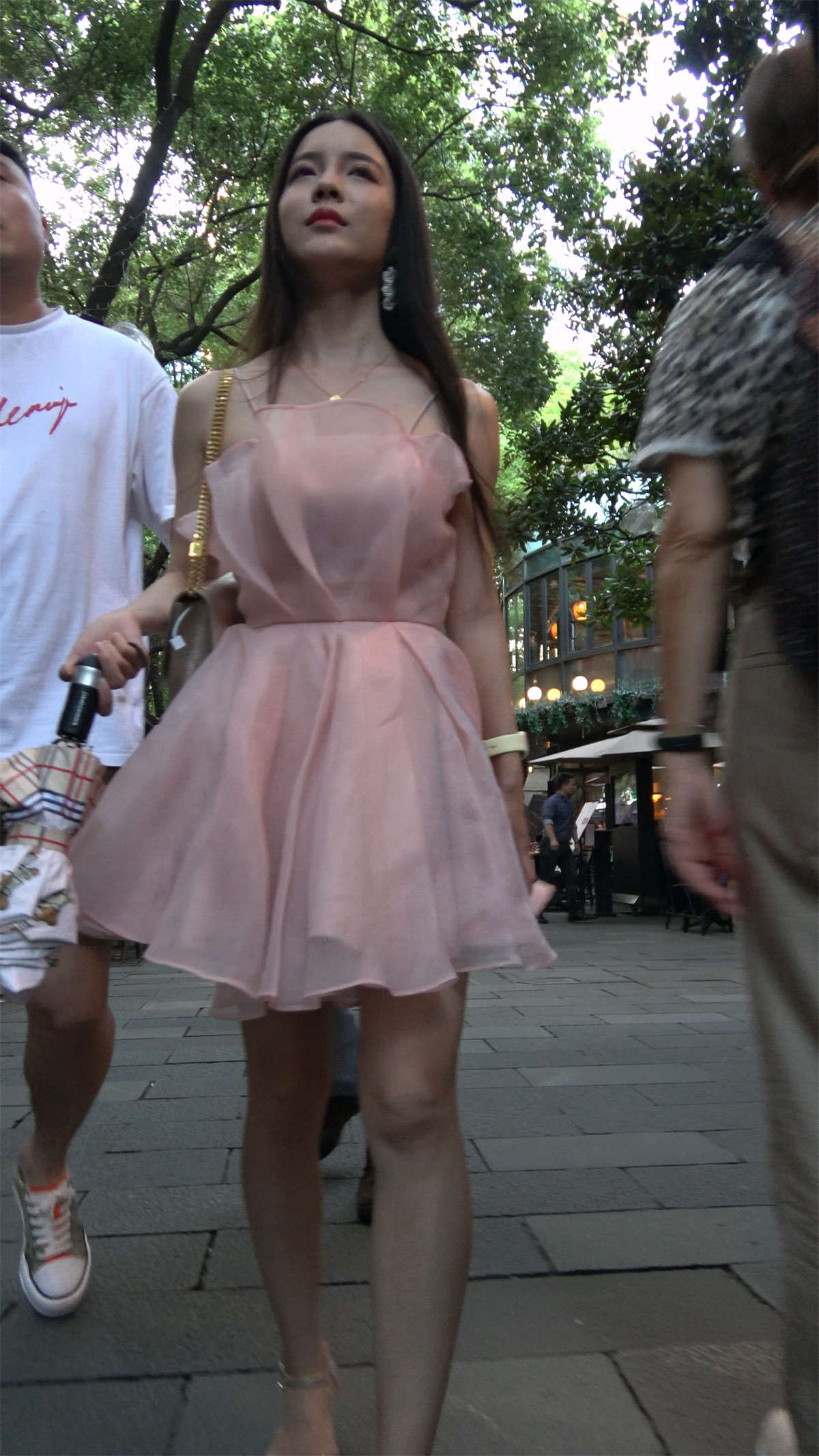 粉色裙美腿女友-日更街拍