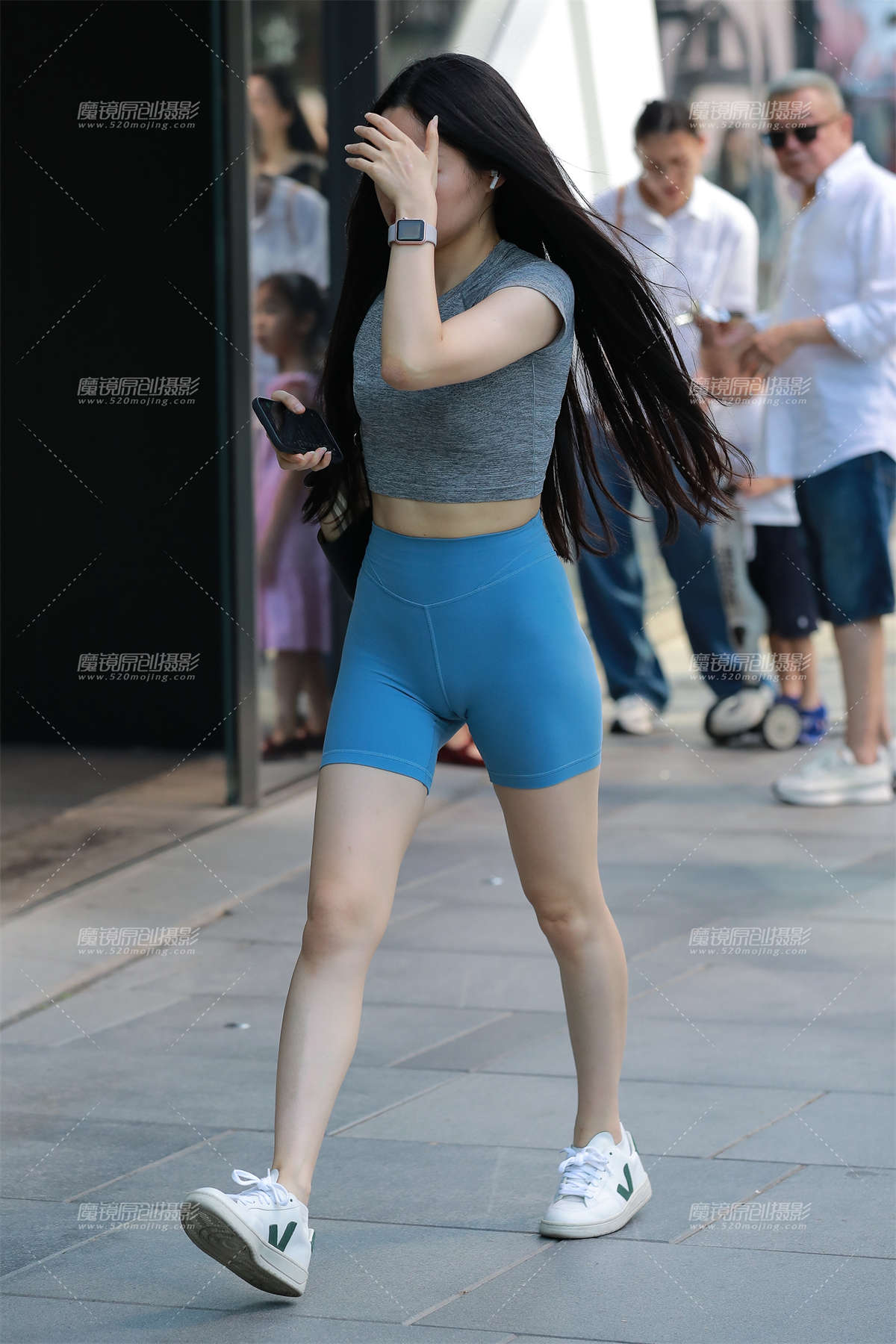 蓝色紧身短裤美女-日更街拍