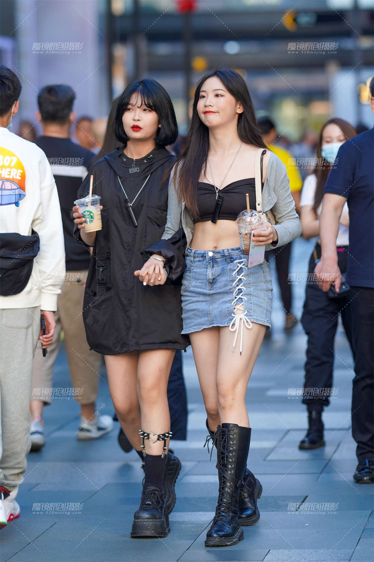 牛仔短裙女孩 肉肉的腿惹人爱-日更街拍