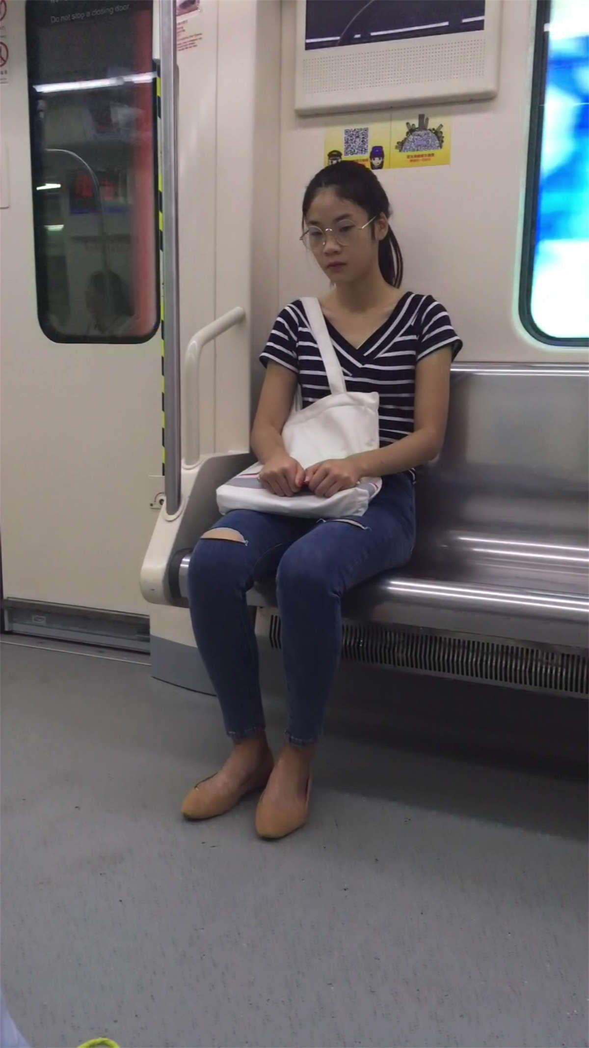 图片[2]-地铁蓝色紧身牛仔裤文静妹子-日更街拍