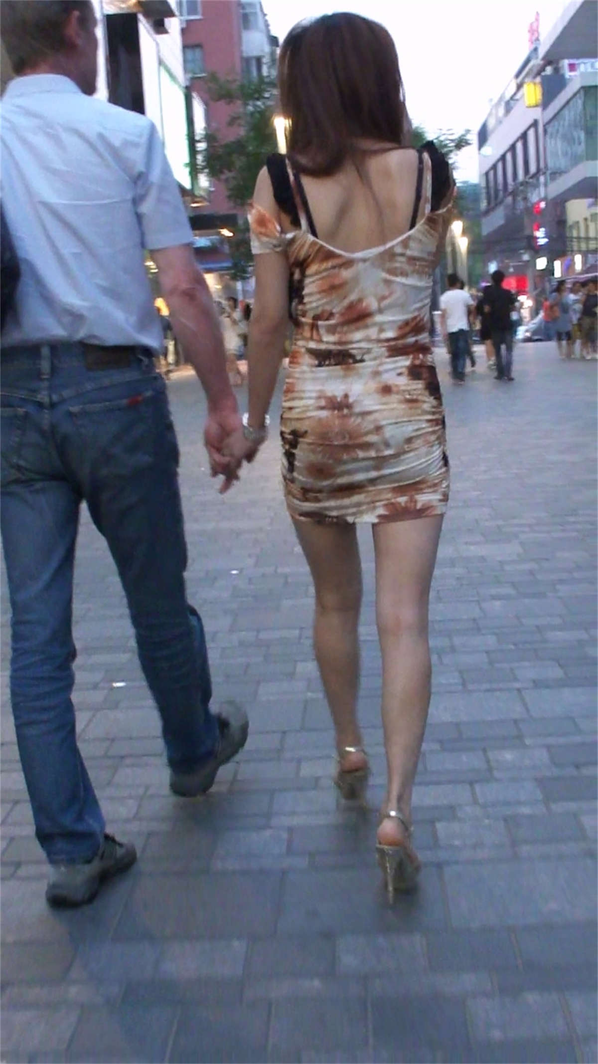 图片[2]-美腿翘臀包臀裙美女-日更街拍