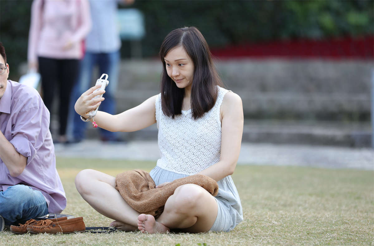 图片[2]-踏青公园街拍系列No.1191 撒娇还是呵护？一双起身后由老公帮忙擦脚穿鞋的美足-日更街拍