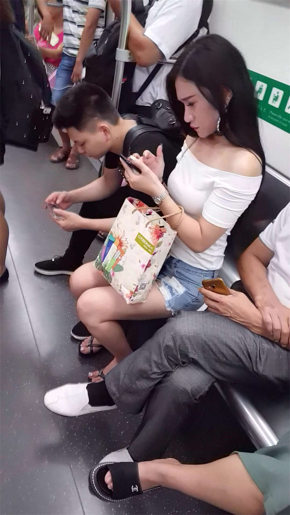 图片[2]-[4K高清视频]地铁上身材前凸后翘的气质少妇-日更街拍