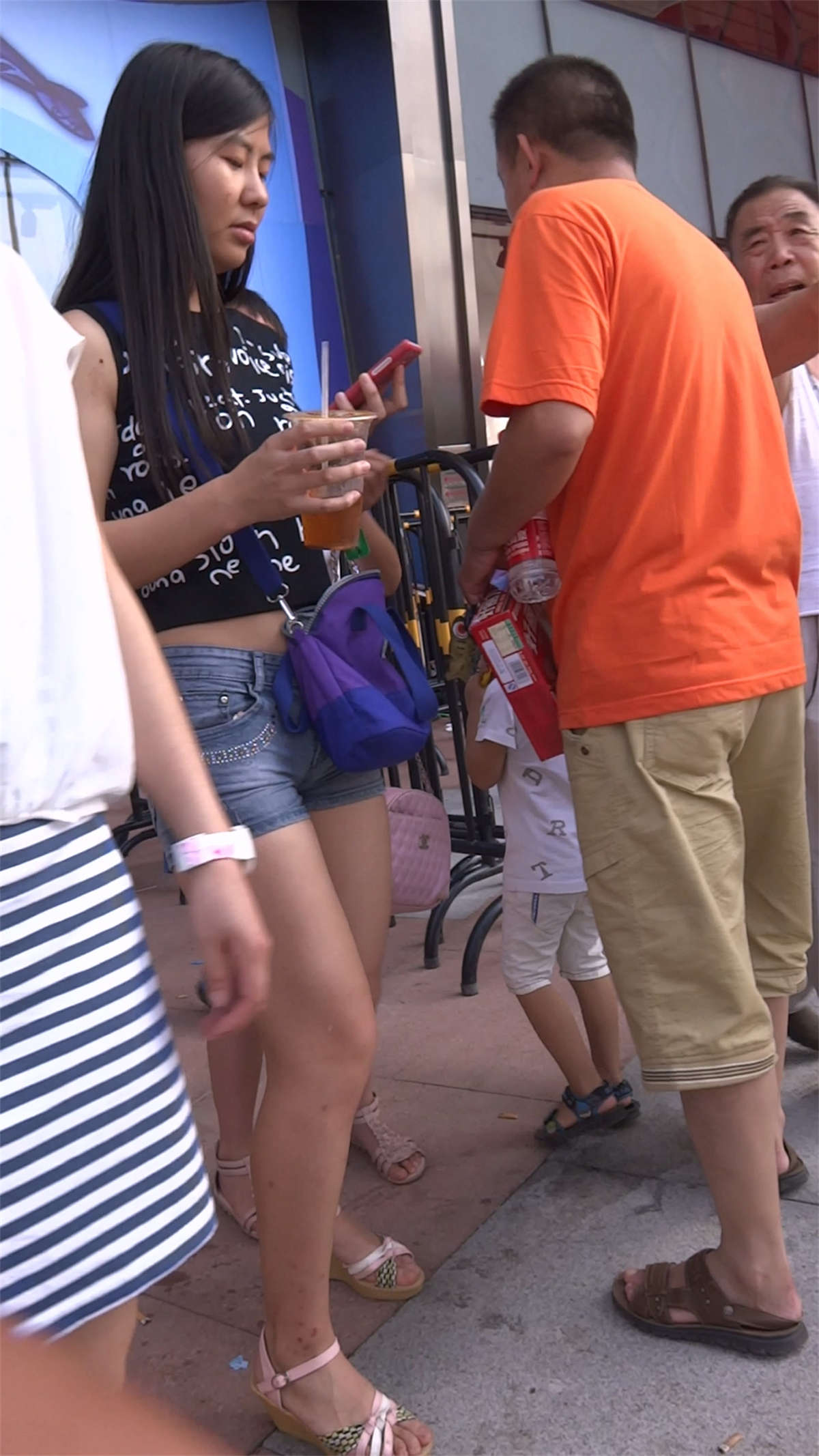 图片[2]-牛仔热裤性感美腿美女-日更街拍