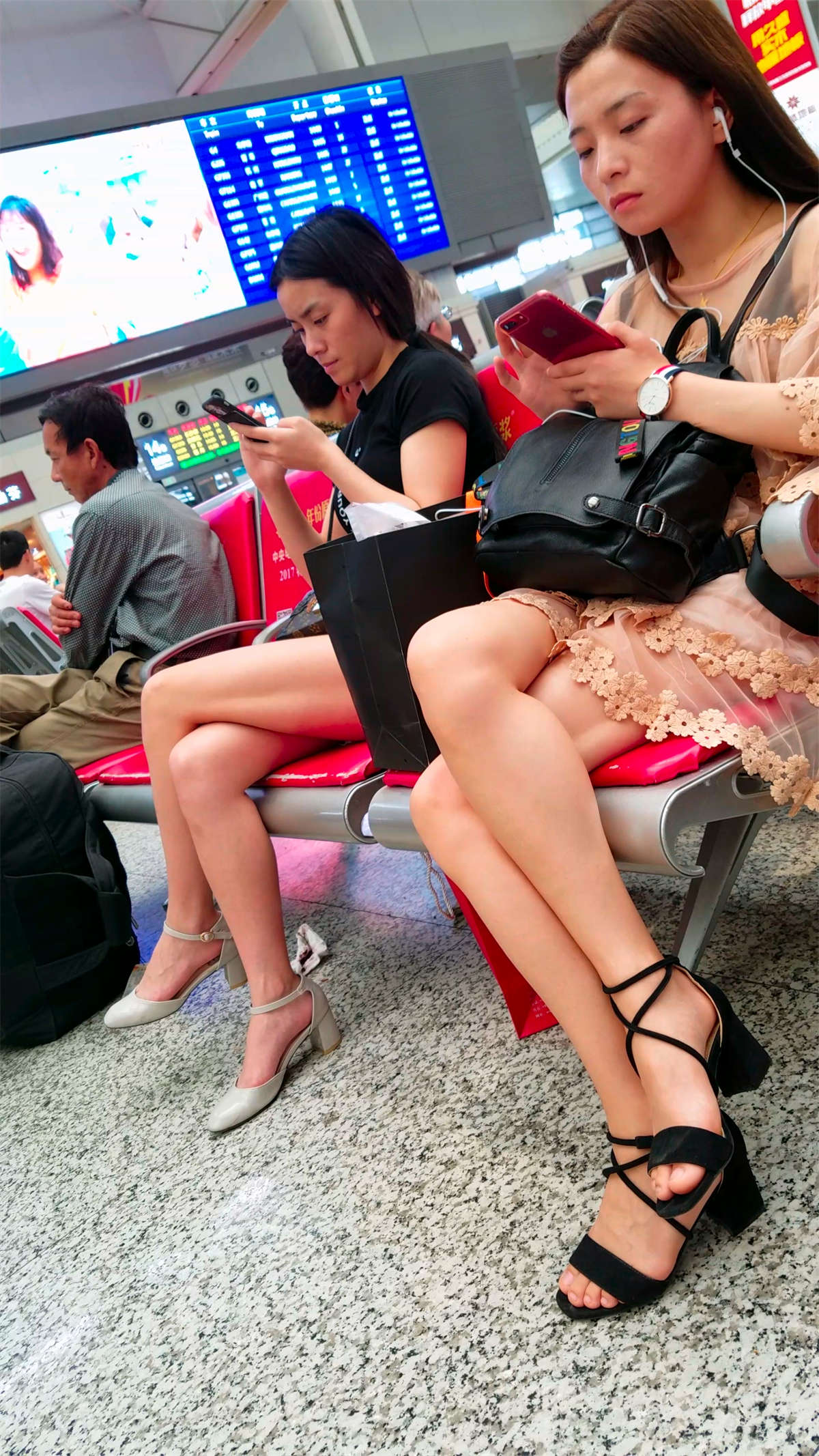 图片[2]-米色连衣裙凉高跟街拍美腿小姐姐-日更街拍