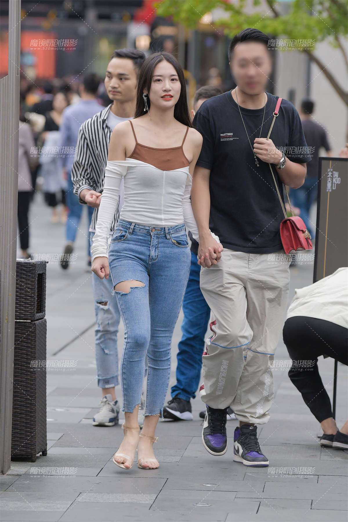 破洞紧牛女友-日更街拍