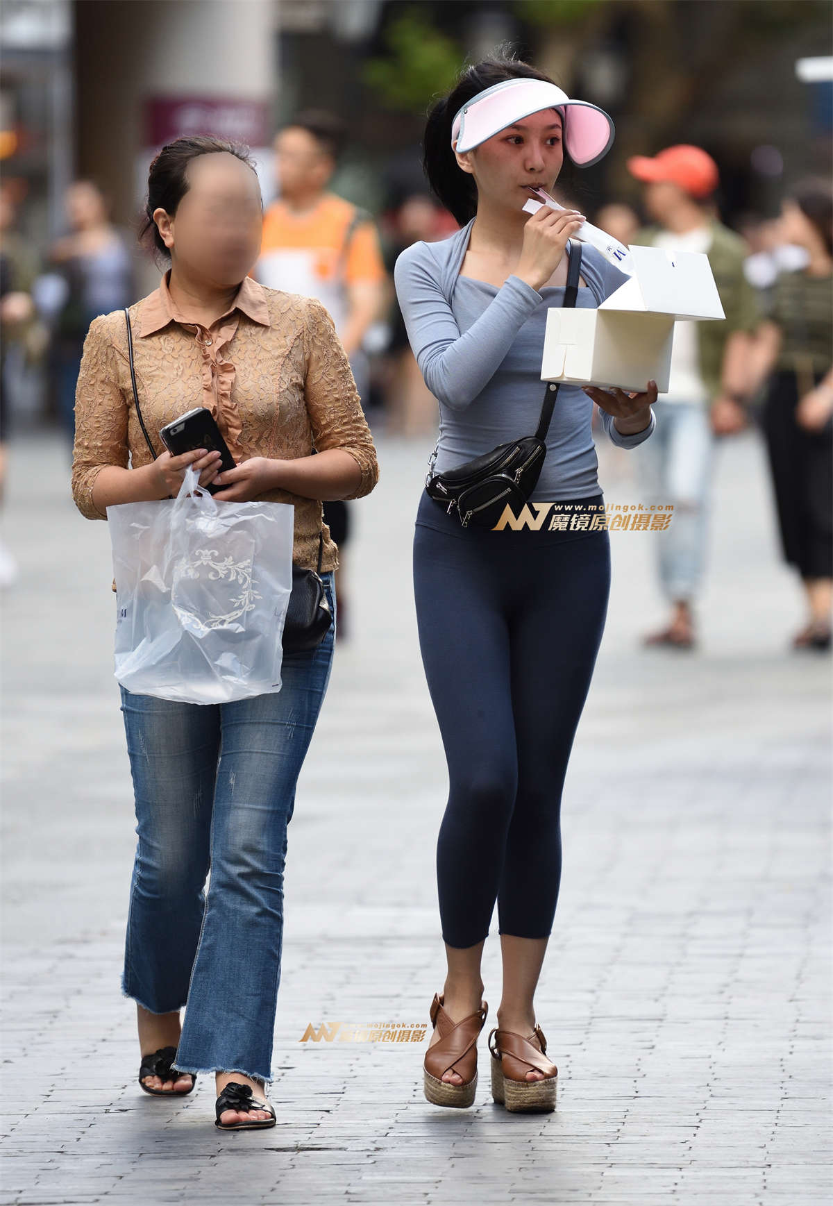 吃蛋糕的紧身裤妹子-日更街拍