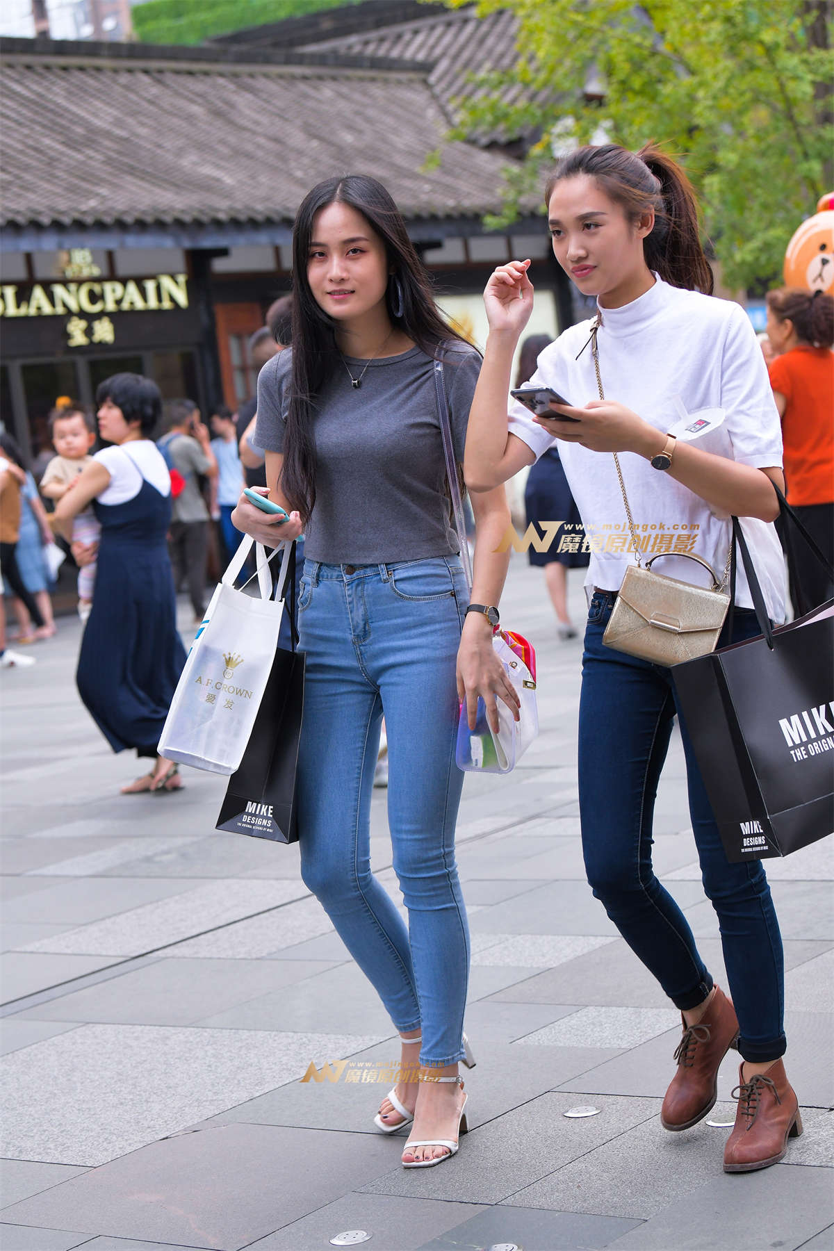 【街拍之魂赛帖】逛街的清纯牛仔MM-日更街拍