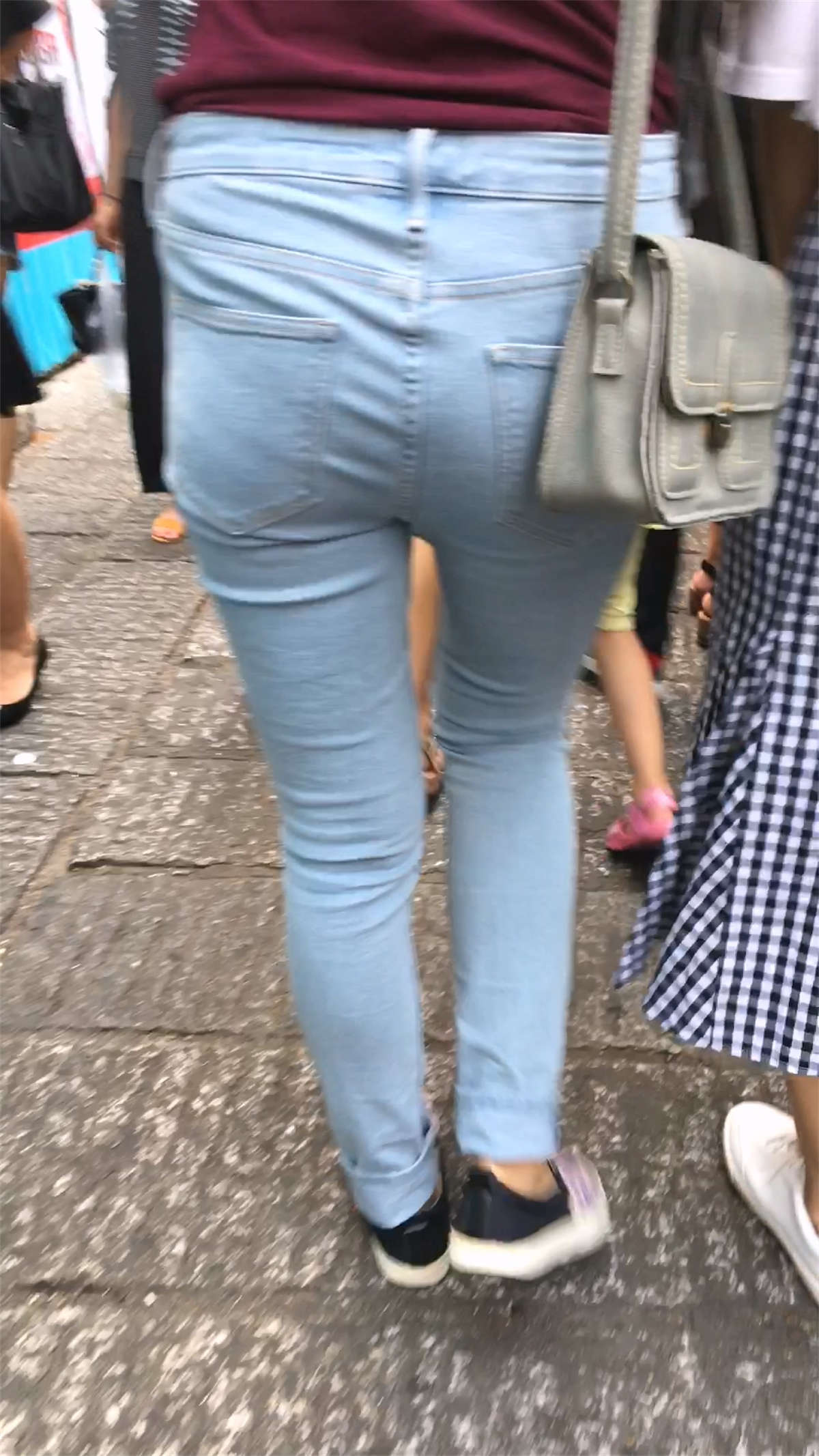 牛仔裤大腚女-日更街拍