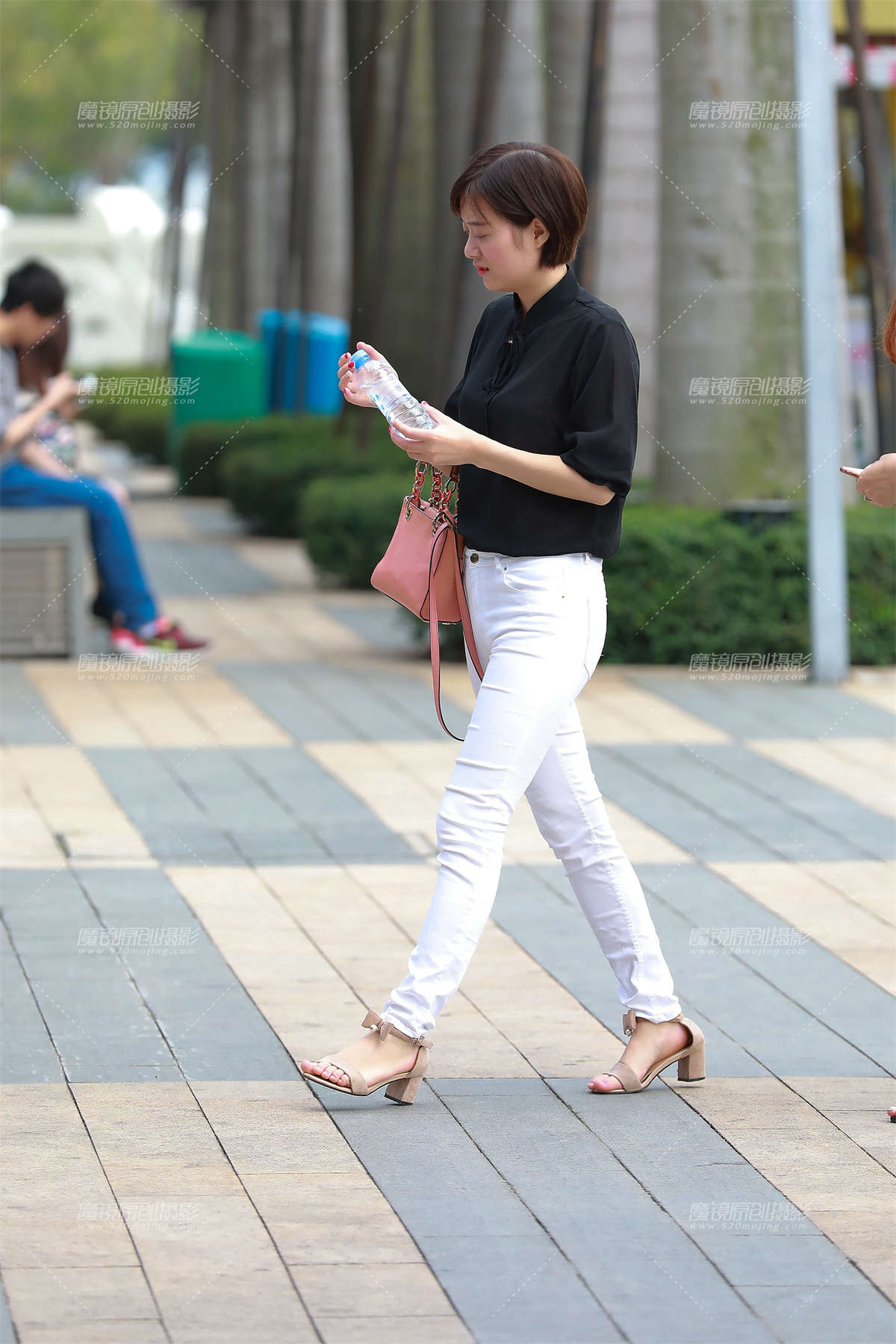 短发，紧身白裤-日更街拍