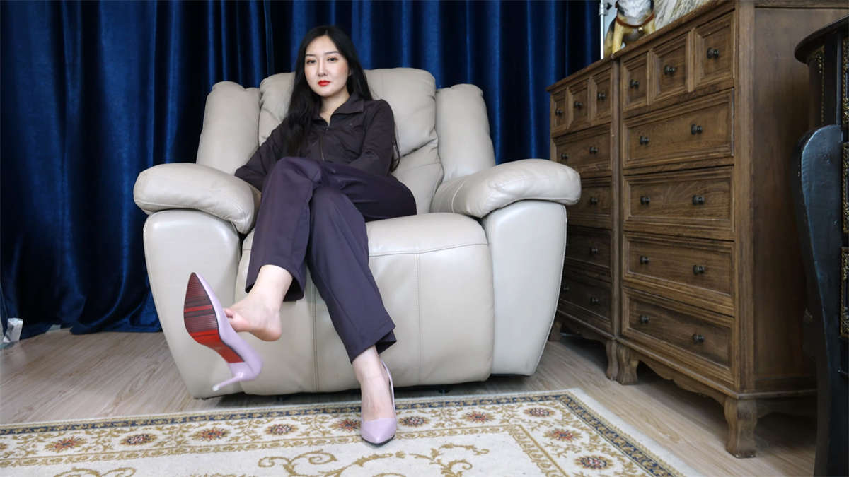 Sexy Asian Girls Feet Vol.190 路欣 制服裸足加短肉丝与短黑丝-日更街拍