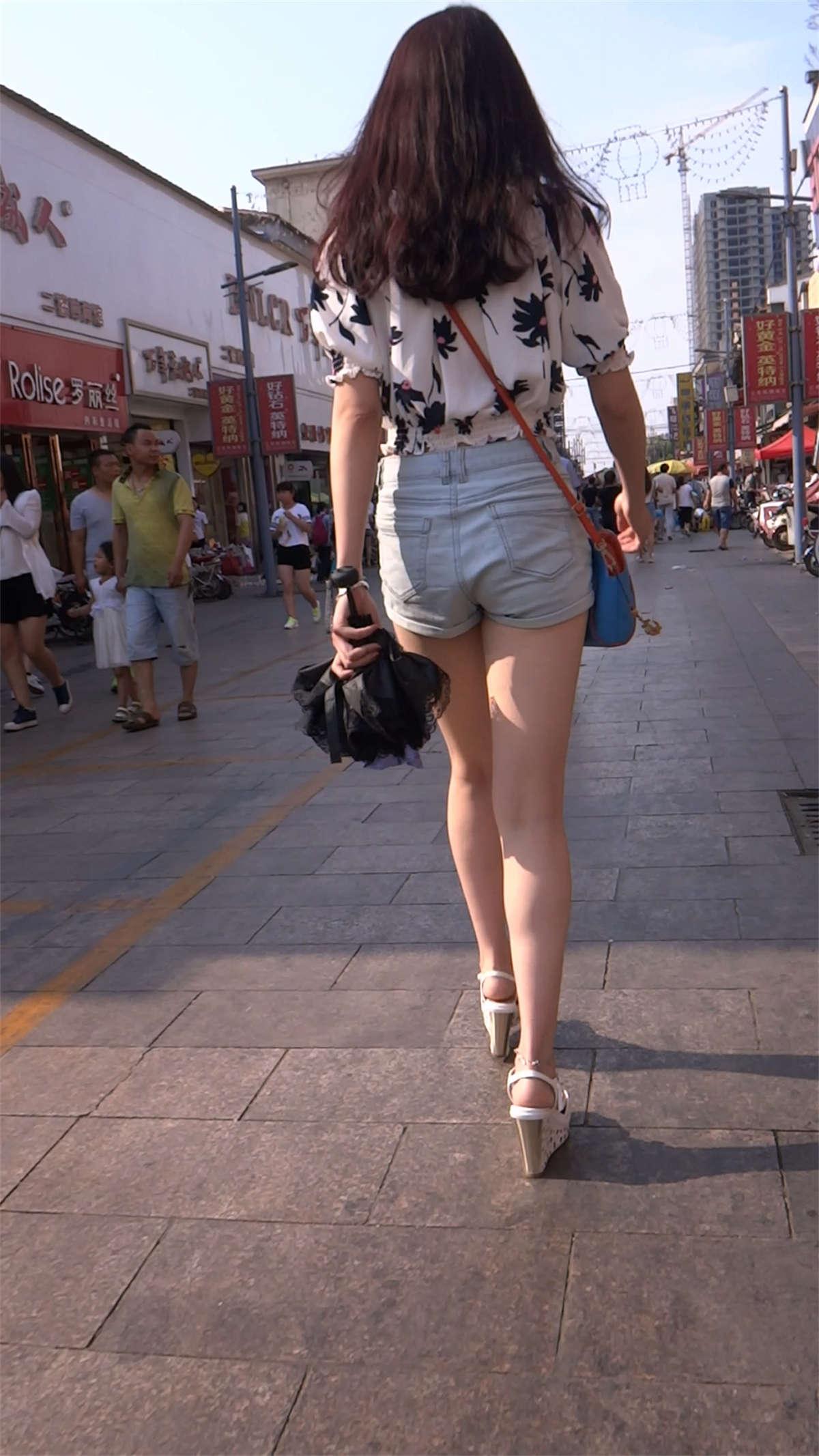 图片[2]-牛仔热裤长腿坡高跟凉鞋美女-日更街拍