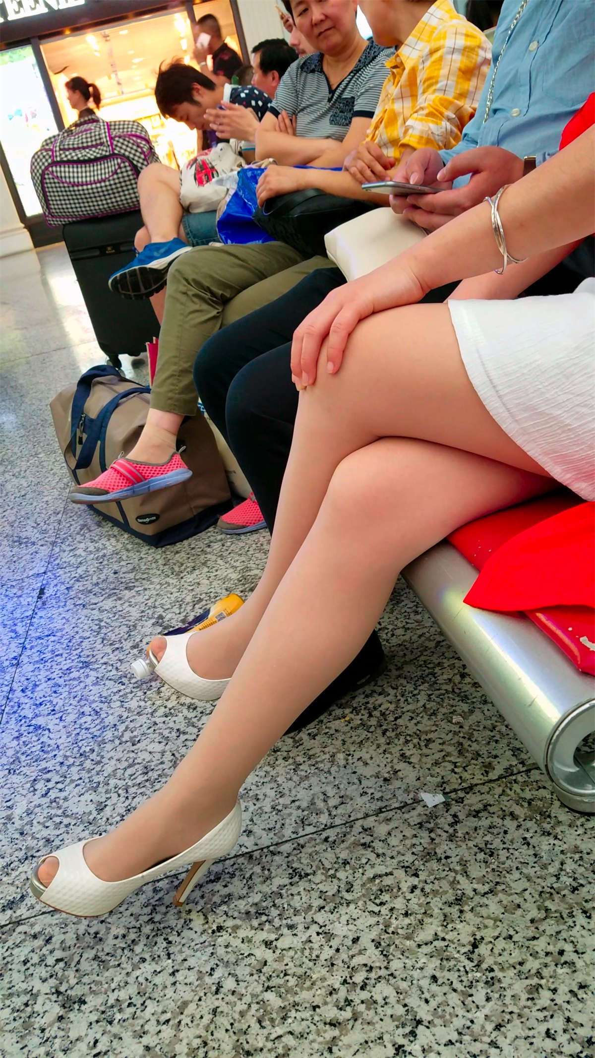 图片[2]-性感鱼嘴高跟街拍肉丝美腿-日更街拍