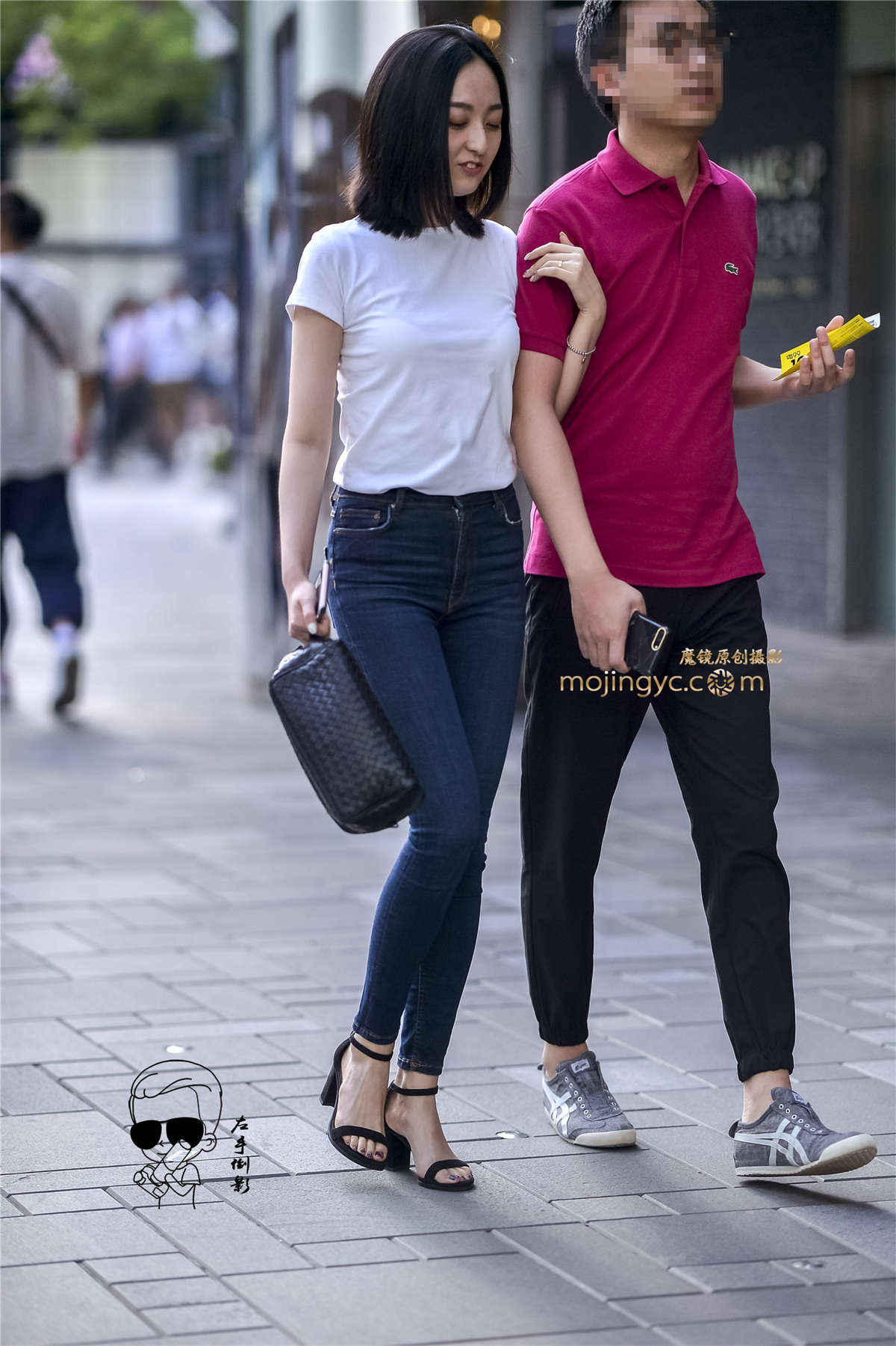 紧绷牛仔彰显美臀-日更街拍