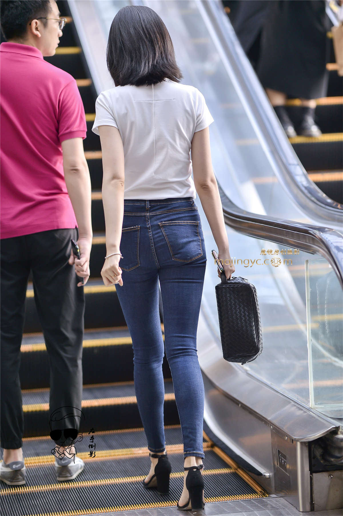 图片[2]-紧绷牛仔彰显美臀-日更街拍