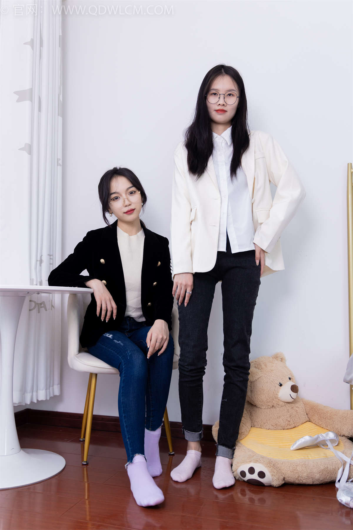 物恋传媒 NO.1687 纱纱&颜颜-玻璃上的雨滴-日更街拍