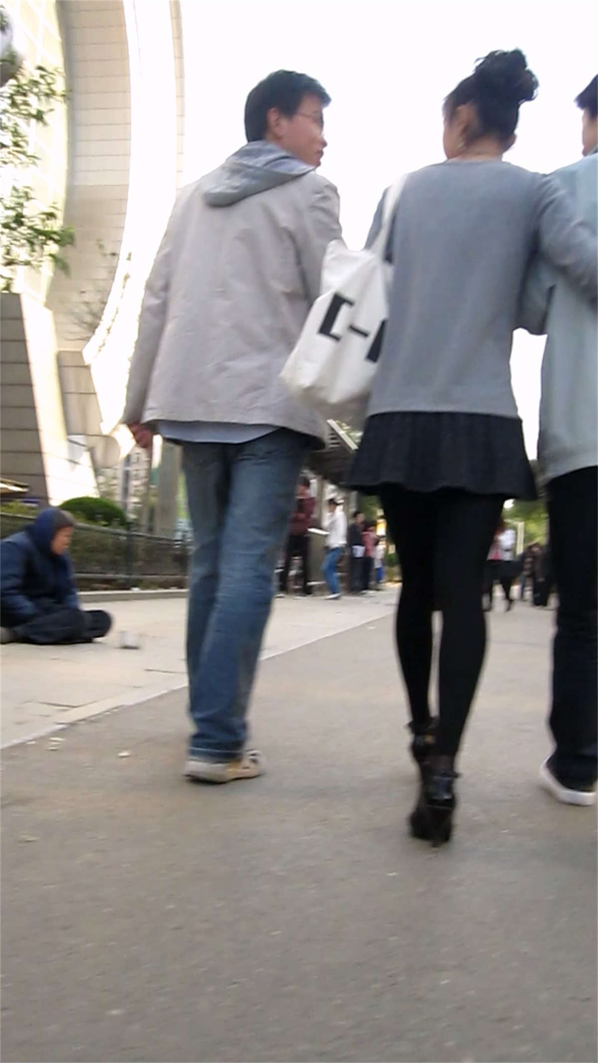 黑丝短裙学妹MM-日更街拍
