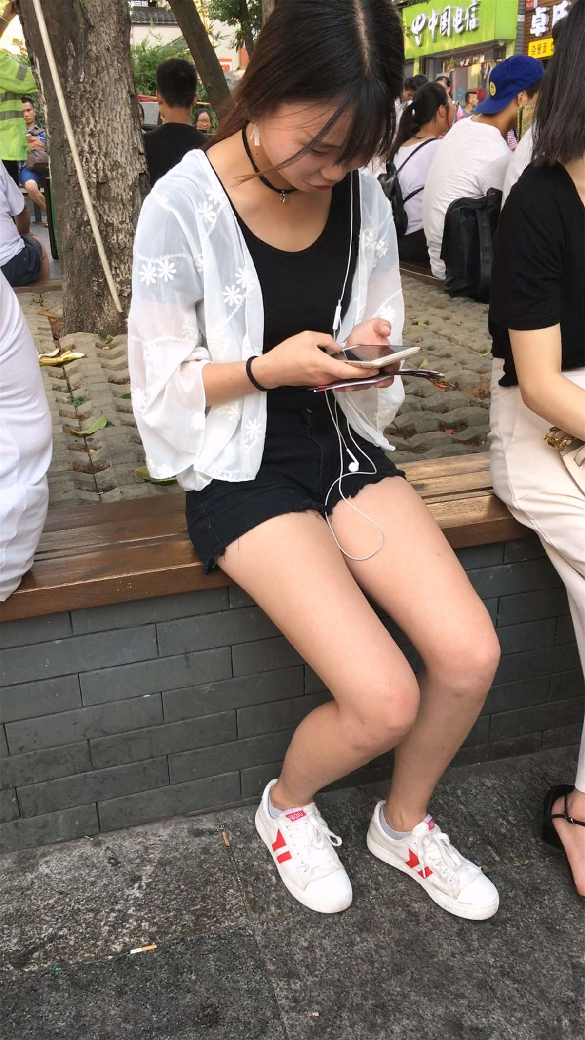 热裤大白腿大学生美女靓妞-日更街拍