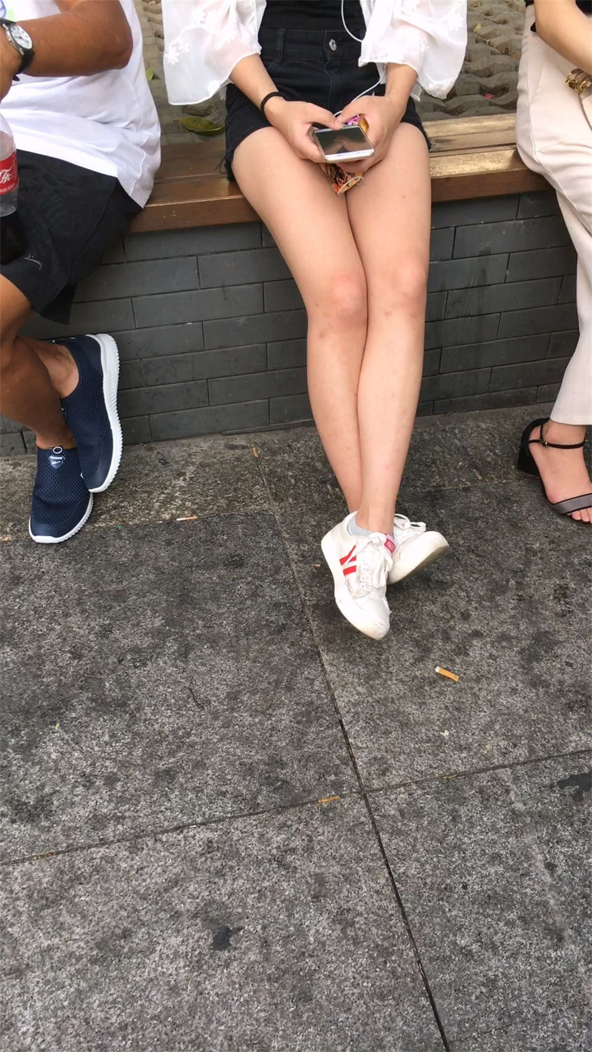 图片[2]-热裤大白腿大学生美女靓妞-日更街拍